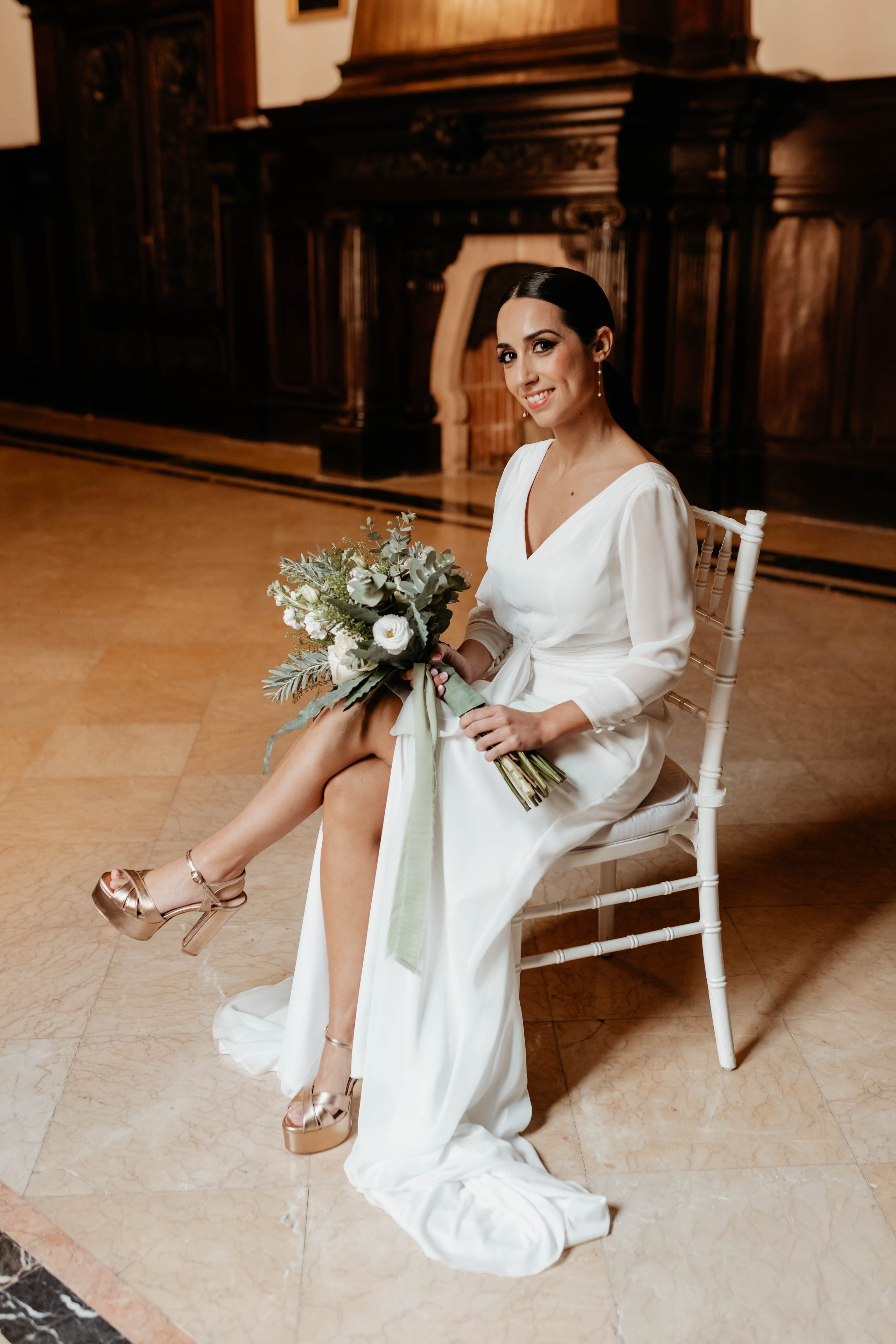 Novia sentada con ramo en Finca Torrefiel durante la boda