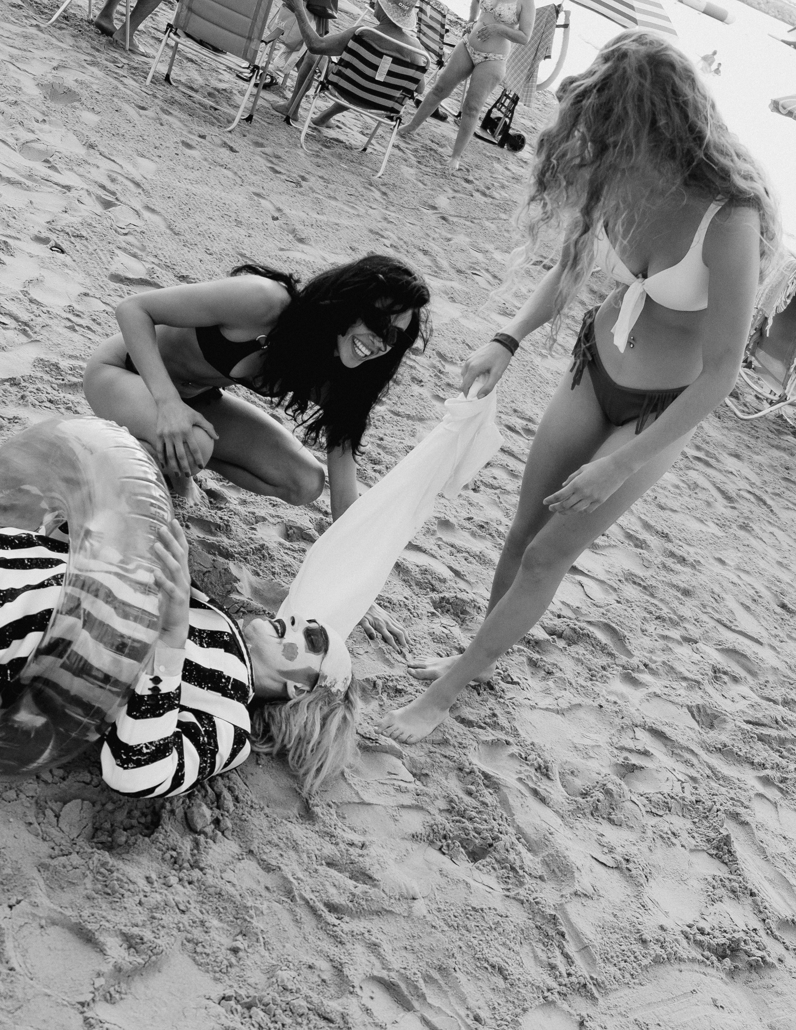 Beetlejuice на море: Экспериментальная фотосессия с цирковыми артистами — Фотограф Андрей Луковников