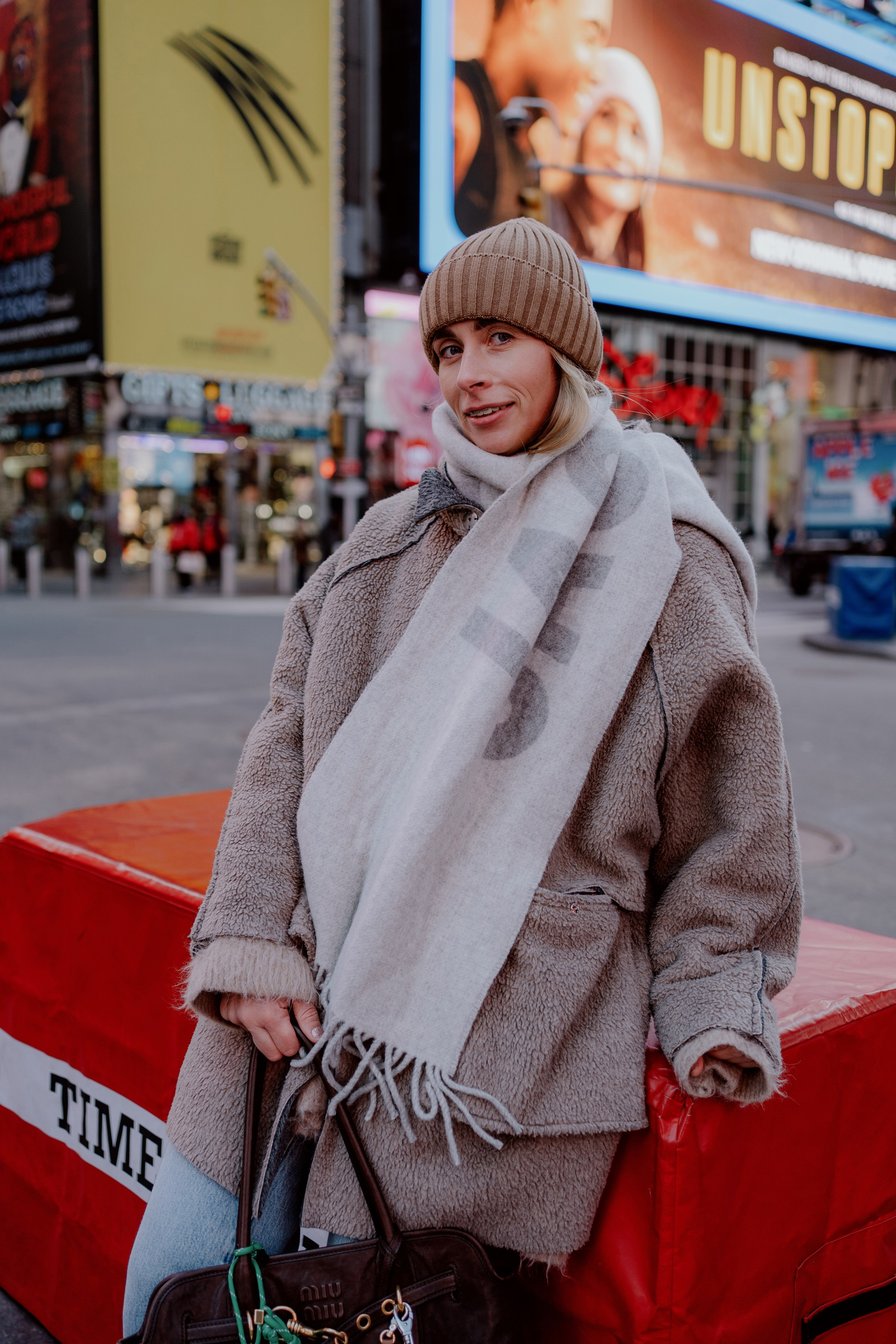 Times Square Family Photography NYC 2025: Perfect Morning Photo Sessions. Videographer and photographer in New York // MAKAROV.VIDEO