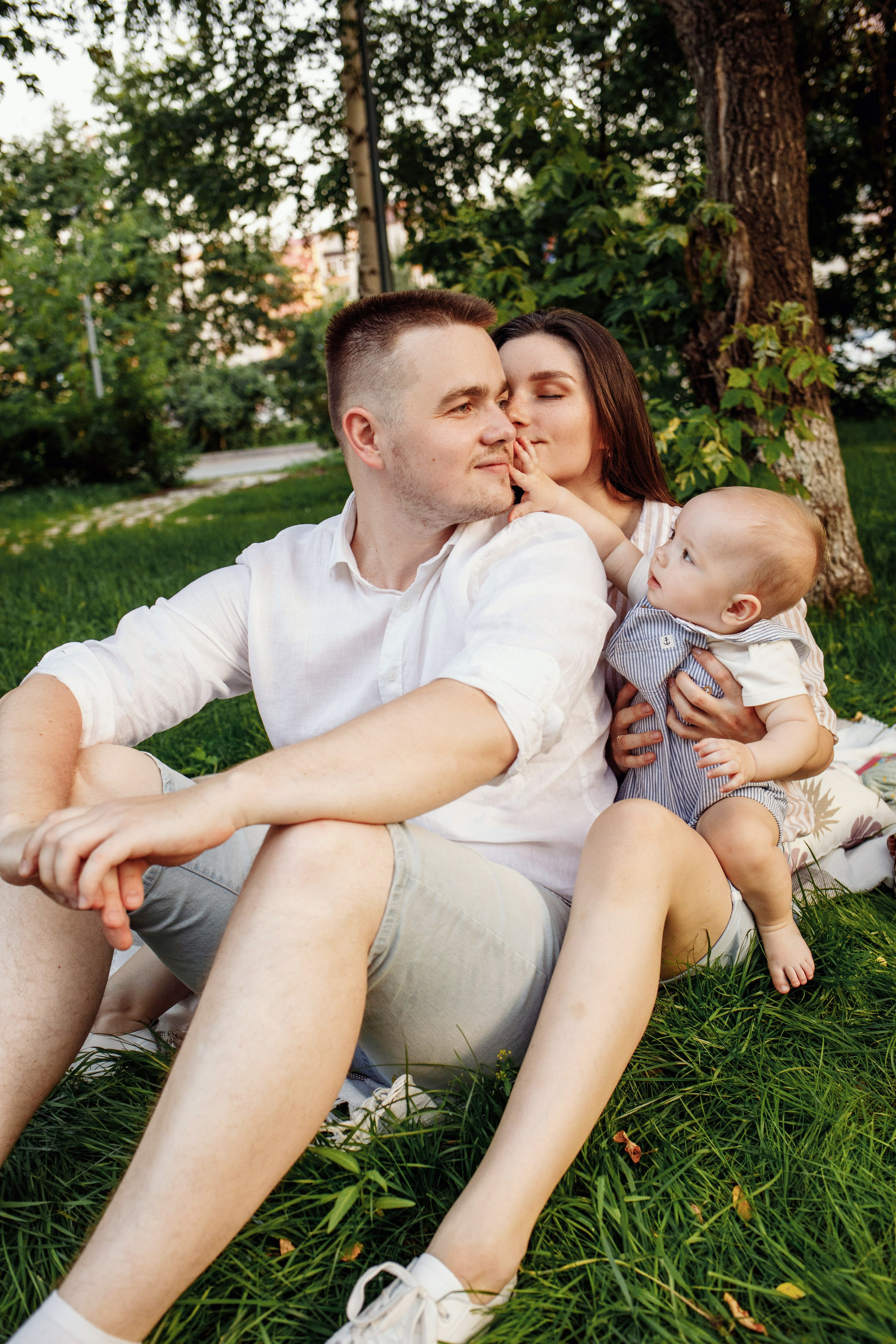 Adorable baby portraits capturing curiosity and first smiles in a natural home setting. Alisa Tant — Family and newborn photographer Bucks County, Montgomery county, Philadelphia, NJ