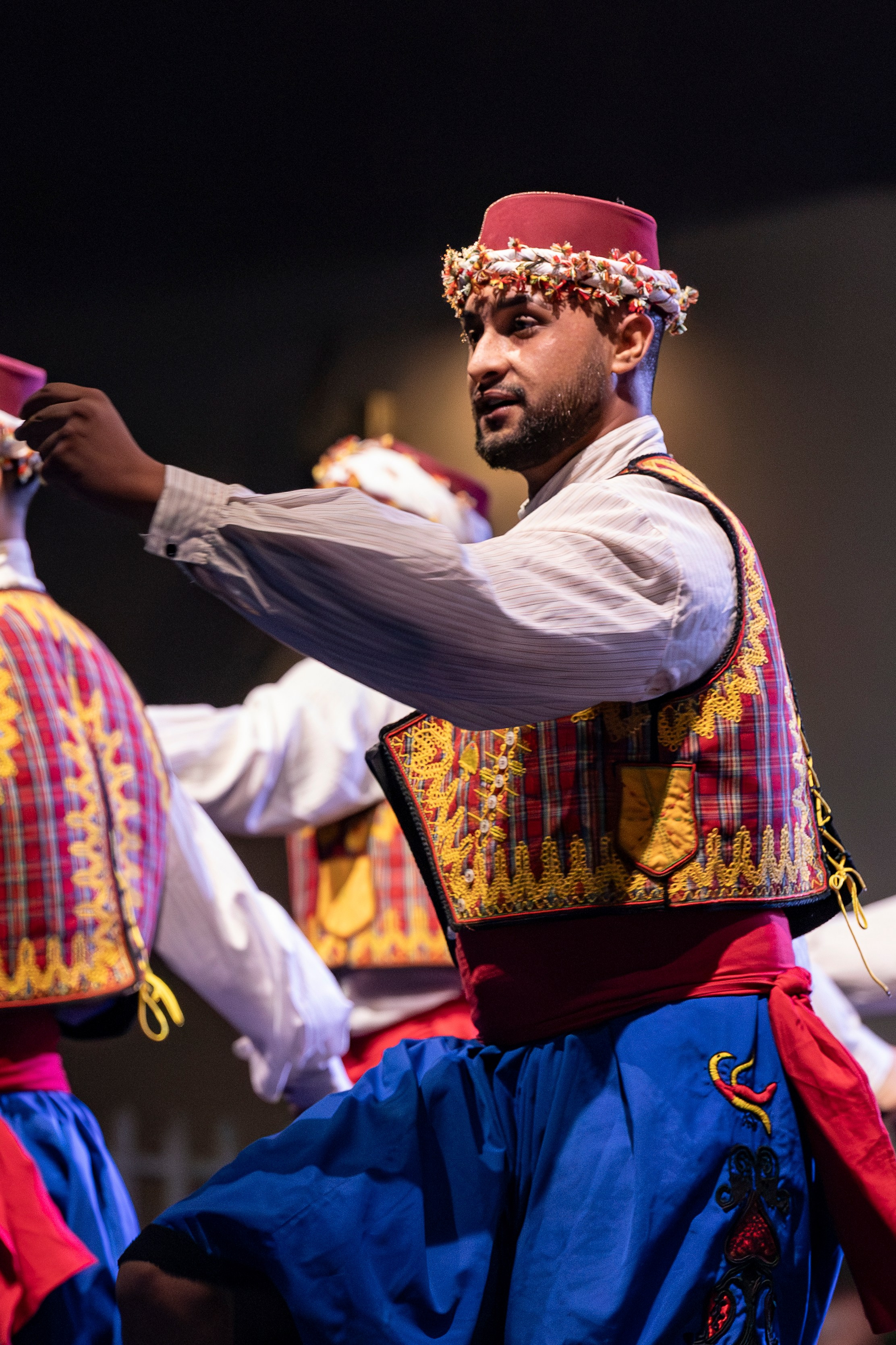Tradicionalni folklorni ansambli izvode plesove i pjesme na Internacionalnom festivalu folklora u Sarajevu, prikazujući bogatstvo narodnih nošnji i kulturnih izraza iz različitih zemalja.