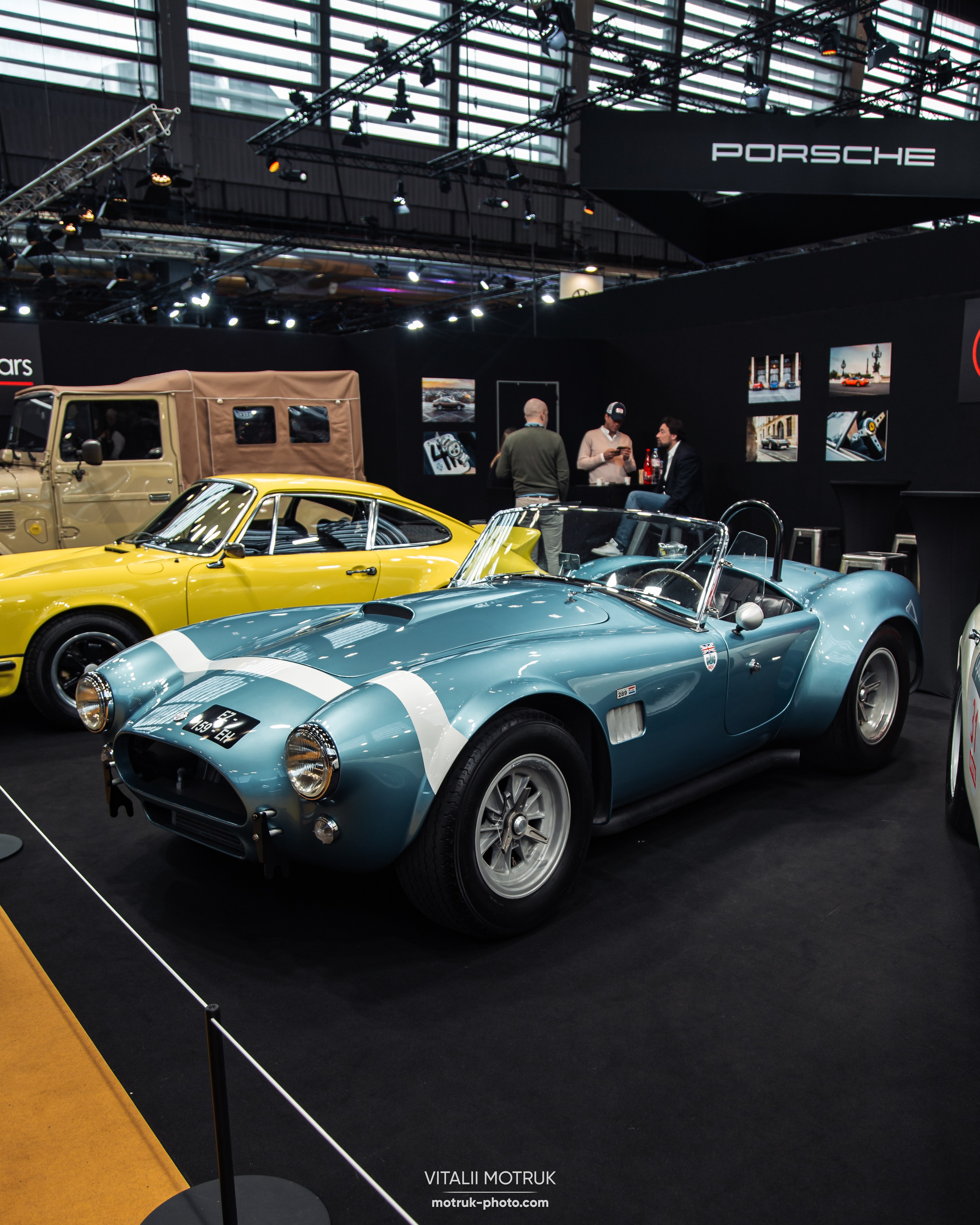 Retromobile 2023. Photographe de voitures à Paris — Vitalii Motruk