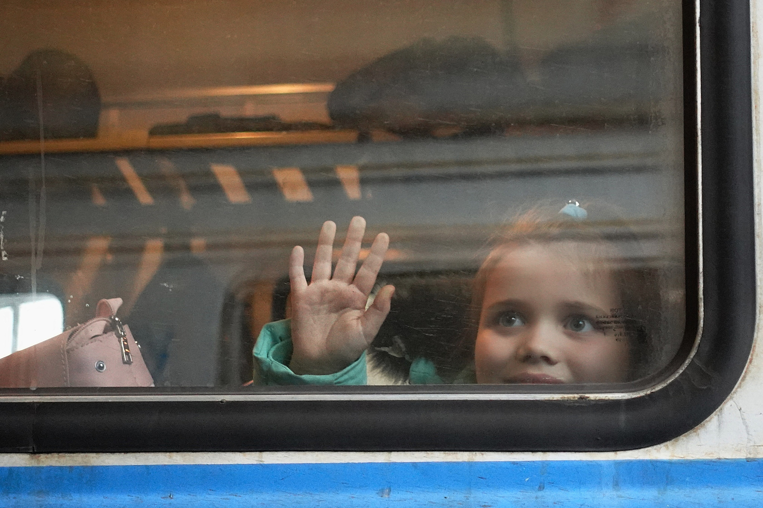 Mon tout premier cliché de la guerre en Ukraine : une petite fille disant au revoir à des membres de sa famille sur le quai. Le train, en direction de la Pologne, s’éloigne, emportant des civils fuyant la guerre, vers un pays non touché par le conflit, mais avec l’incertitude du retour toujours présente.