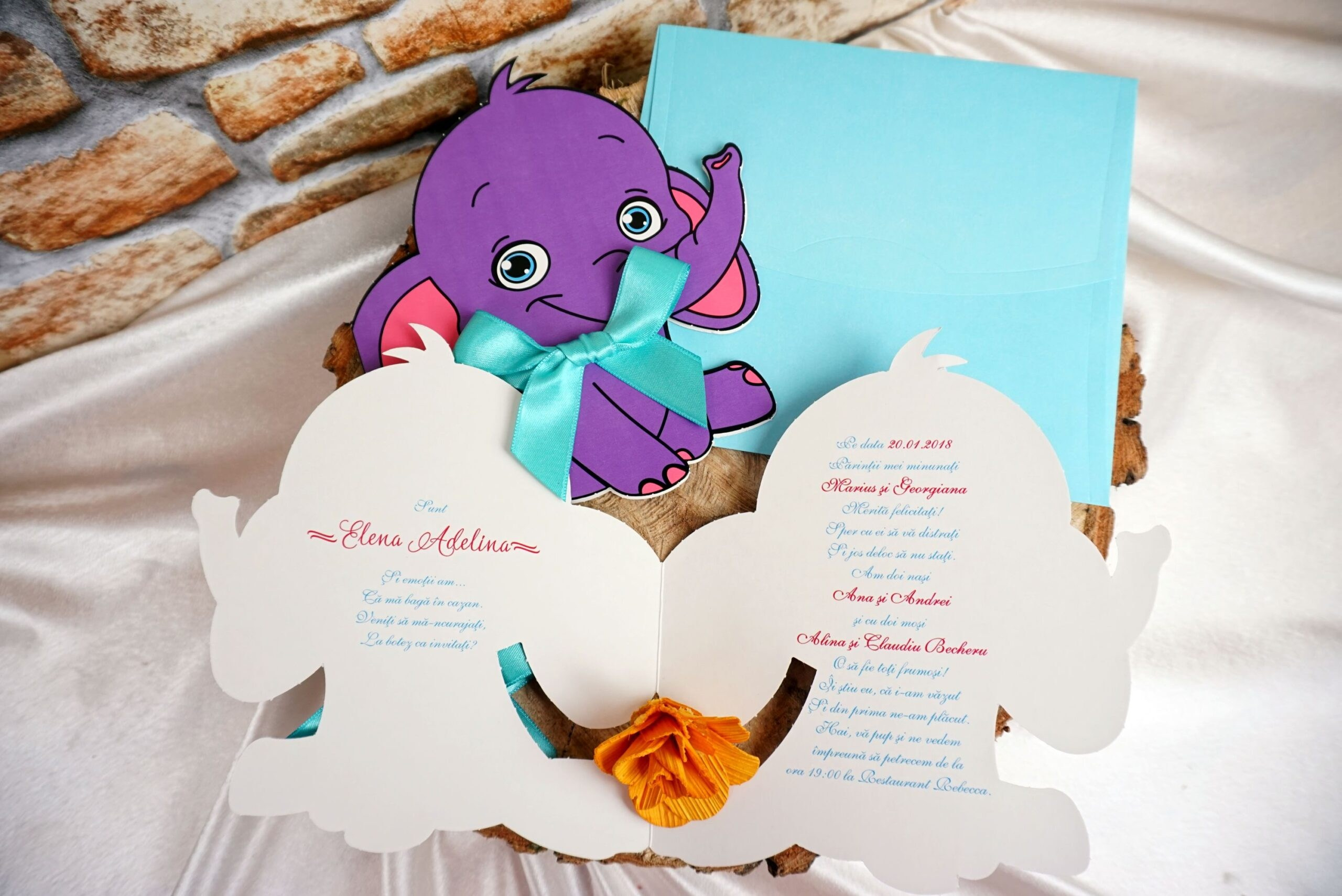 COD-  18008B/ 6,9 0 LEI (Prețul include tipărirea) + 2 LEI TIPĂRIRE PLIC (Opțional) + 3 LEI SIGILIU CEARĂ (Opțional).    DIMENSIUNE 16.7 x 30 cm.   SUPRAFATA DE TIPARIRE	7 x 12.5 cm. Invitatii de botez confectionate dintr-un material lucios, decupate sub forma unui elefantel accesorizata cu o fundita. Invitatia se pliaza in doua. Plicul este inclus in pret. Invitatia se personalizeaza cu textul pe care il doriti, corespunzator evenimentului dvs.	Descoperă invitațiile perfecte pentru botezul tău! Alege dintr-o varietate de designuri clasice și moderne pentru a anunța ziua specială. #Botez #InvitațiiBotez #InvitațiiPersonalizate. Uvertura Mall Demisol.invitații botez, invitații botez drăgălașe, invitații botez Baby, invitații pastelate botez, invitații cu tematică botez, invitații botez băiat, invitații botez fată, invitații botez personalizate, invitații botez moderne, modele invitații botez originale.invitații digitale, invitații online nuntă, invitații digitale personalizate, invitații electronice, invitații moderne nuntă, invitații de nuntă PDF, invitații WhatsApp nuntă, invitații de nuntă fără print, invitații nuntă economice, invitații digitale elegante