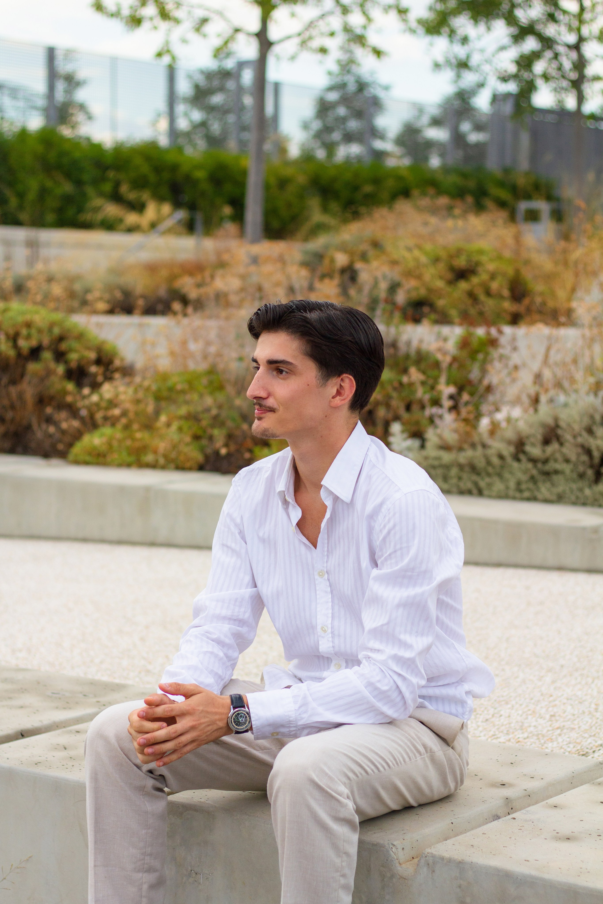 Homme élégant portant un costume sur un fond urbain