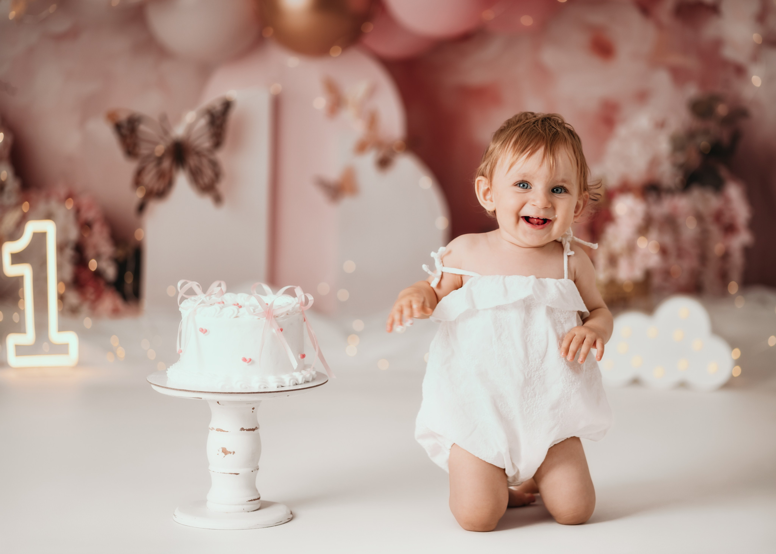 Prvi rođendan Beograd – fotografisanje bebe u roze dekoraciji sa tortom