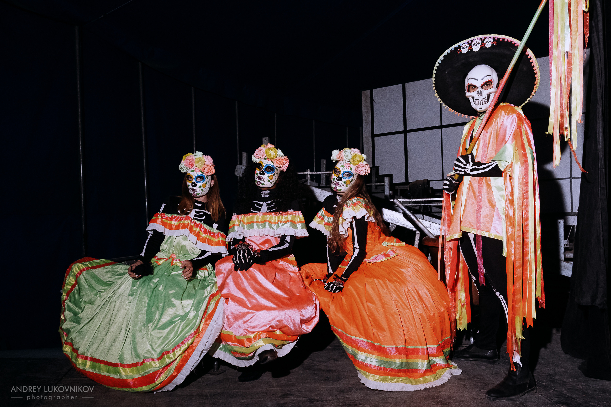 Sesión de fotos entre bastidores en El Circo Encantado: la vida de los artistas tras bambalinas