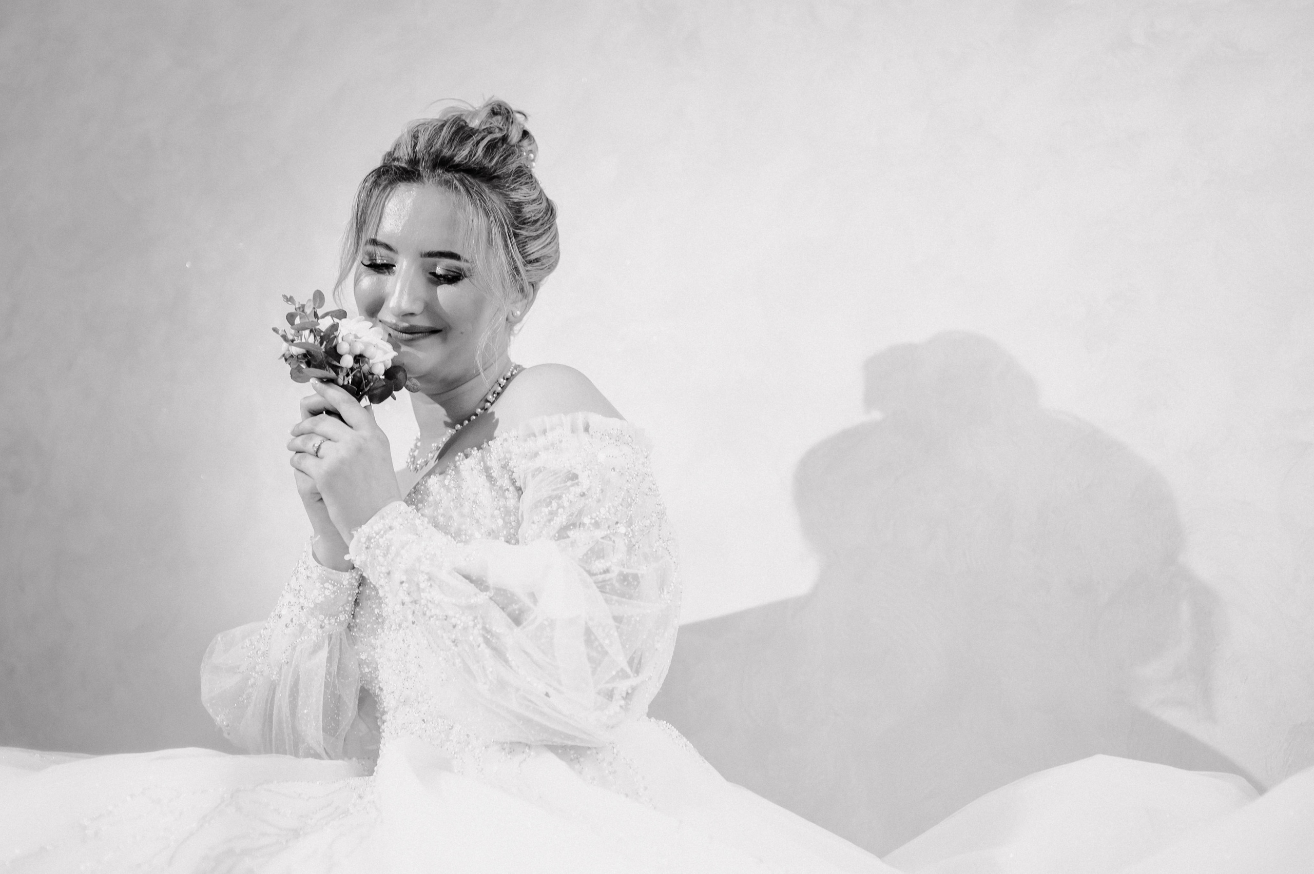 Un moment de liniște și emoție, surprins cu delicatețe.Frumusețea adevărată stă în cele mai simple clipe.Un zâmbet plin de visuri și un suflet pregătit pentru un nou început.Gânduri tăcute, emoții pure și o mireasă strălucind din interior.O clipă de pace înainte ca povestea să înceapă.