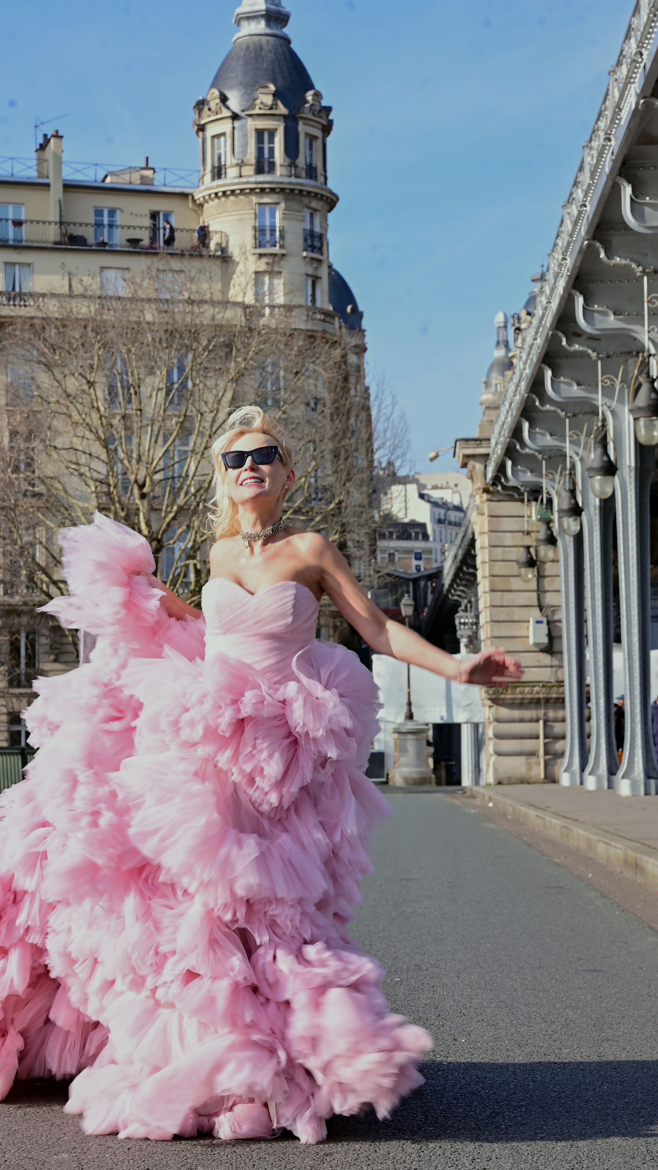 Street photoshoot in Paris. Alina Tagzieva- a photograper in Paris