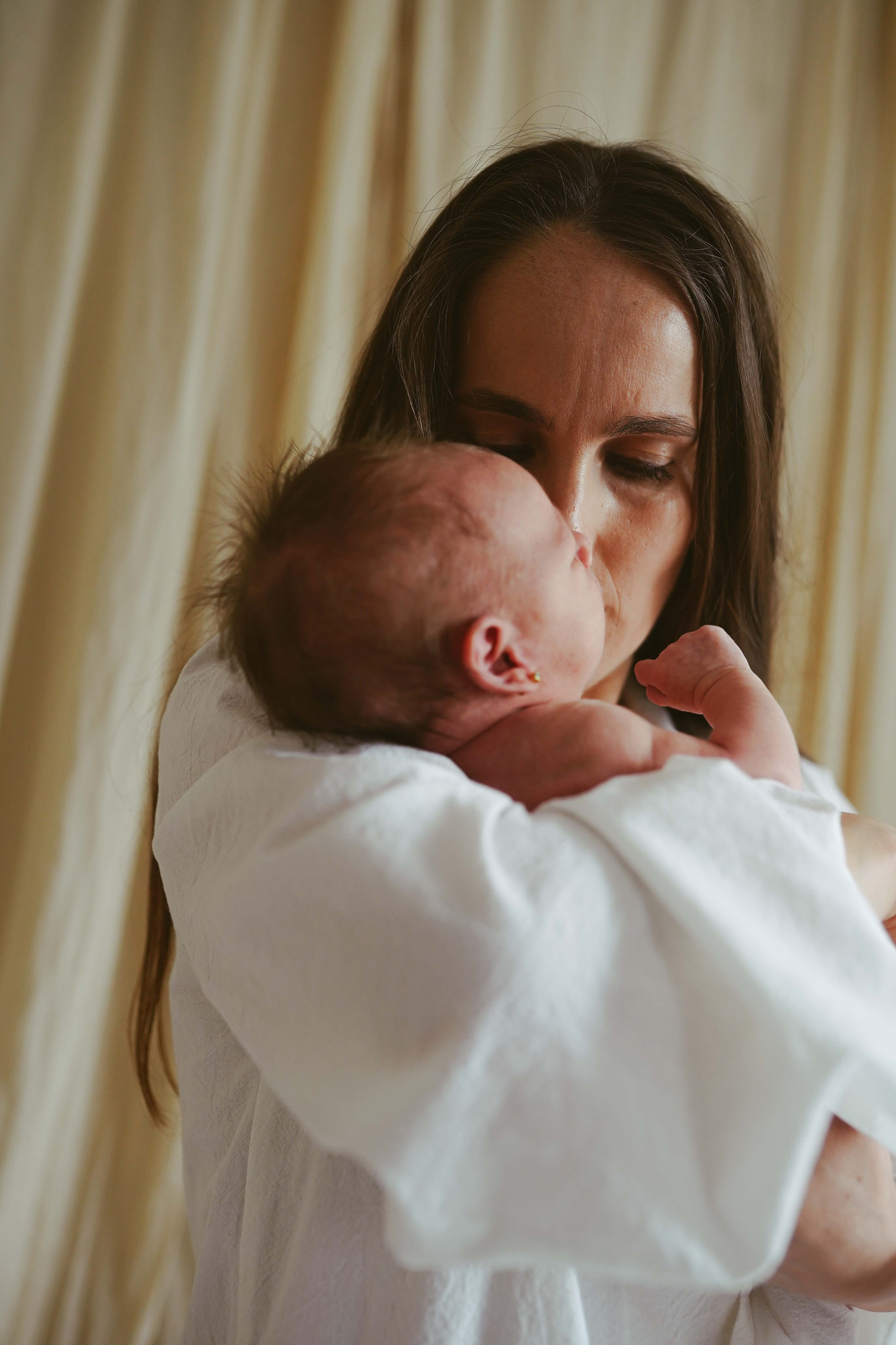 Inspira sesiune foto nou-nascut. Madalina Beda- Artist vizual, fotograf, doula la nastere, consultant babywearing Brasov si in toata tara