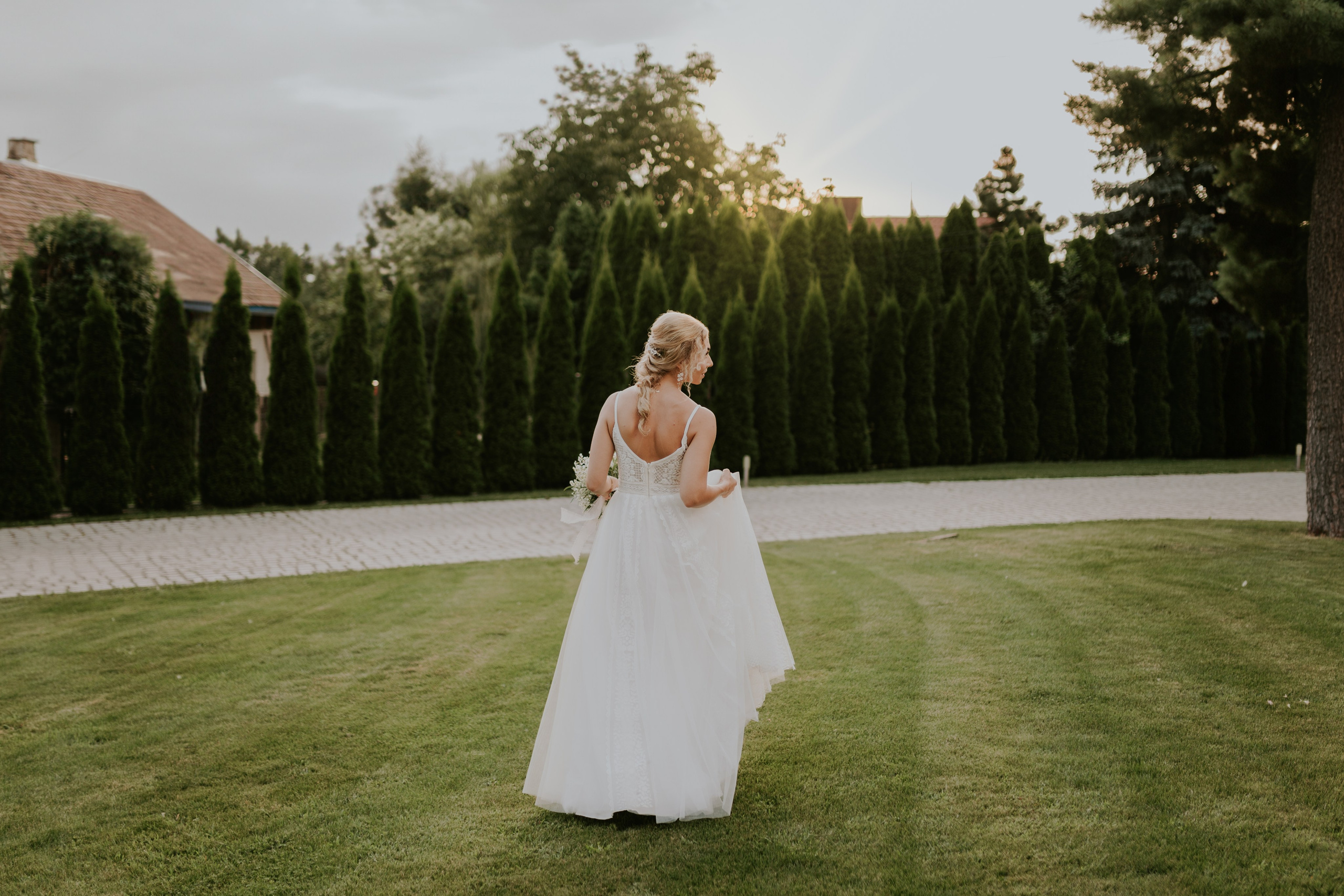 Dwór Wierzbno: plenerowy ślub pod wierzbą. Karkowskafoto - fotografia miłości