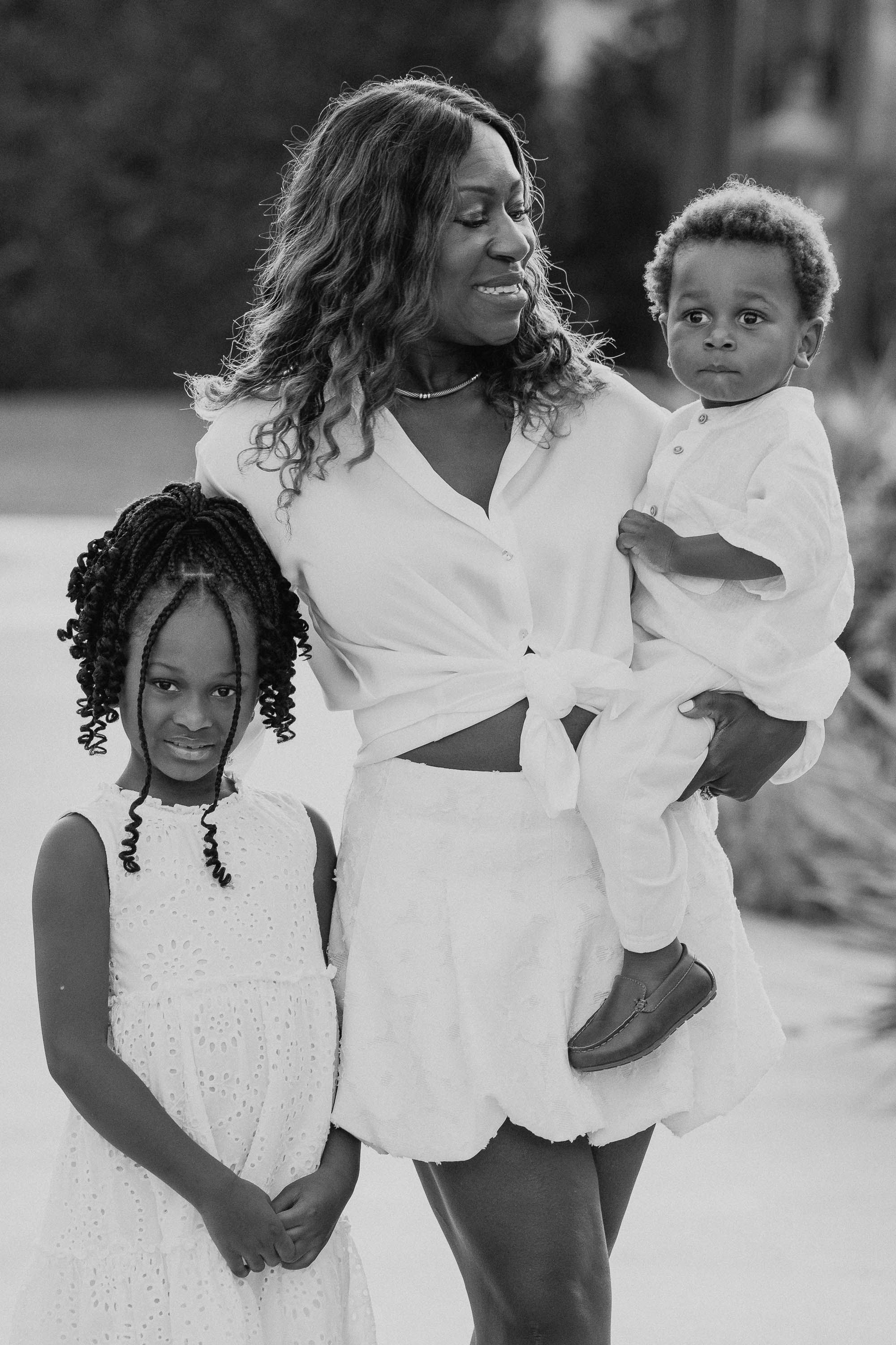 Mutter und Kinder beim Familienportrait im St. Regis Mardavall auf Mallorca