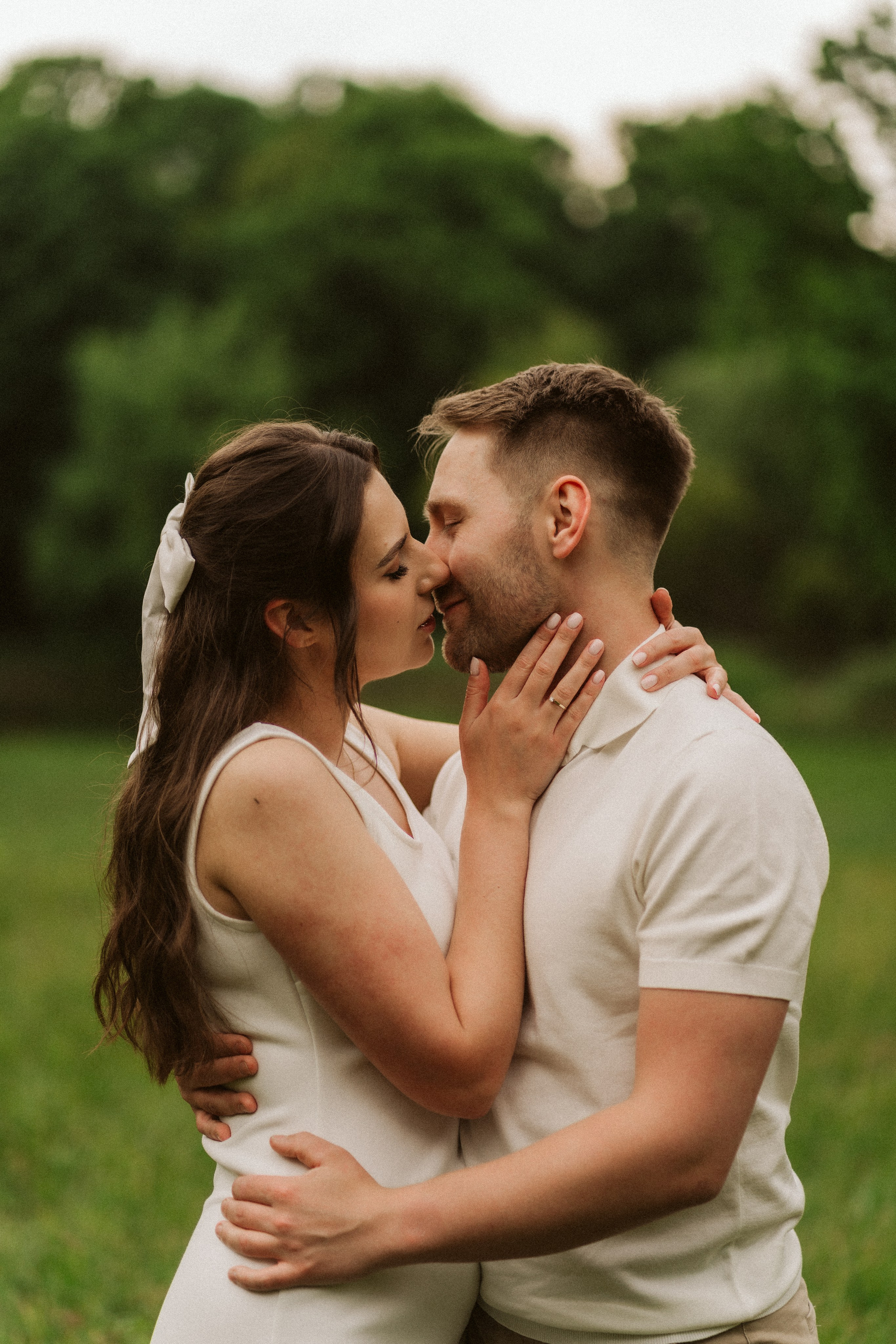 Sesja narzeczeńska Świerklaniec – intymny portret zakochanej pary