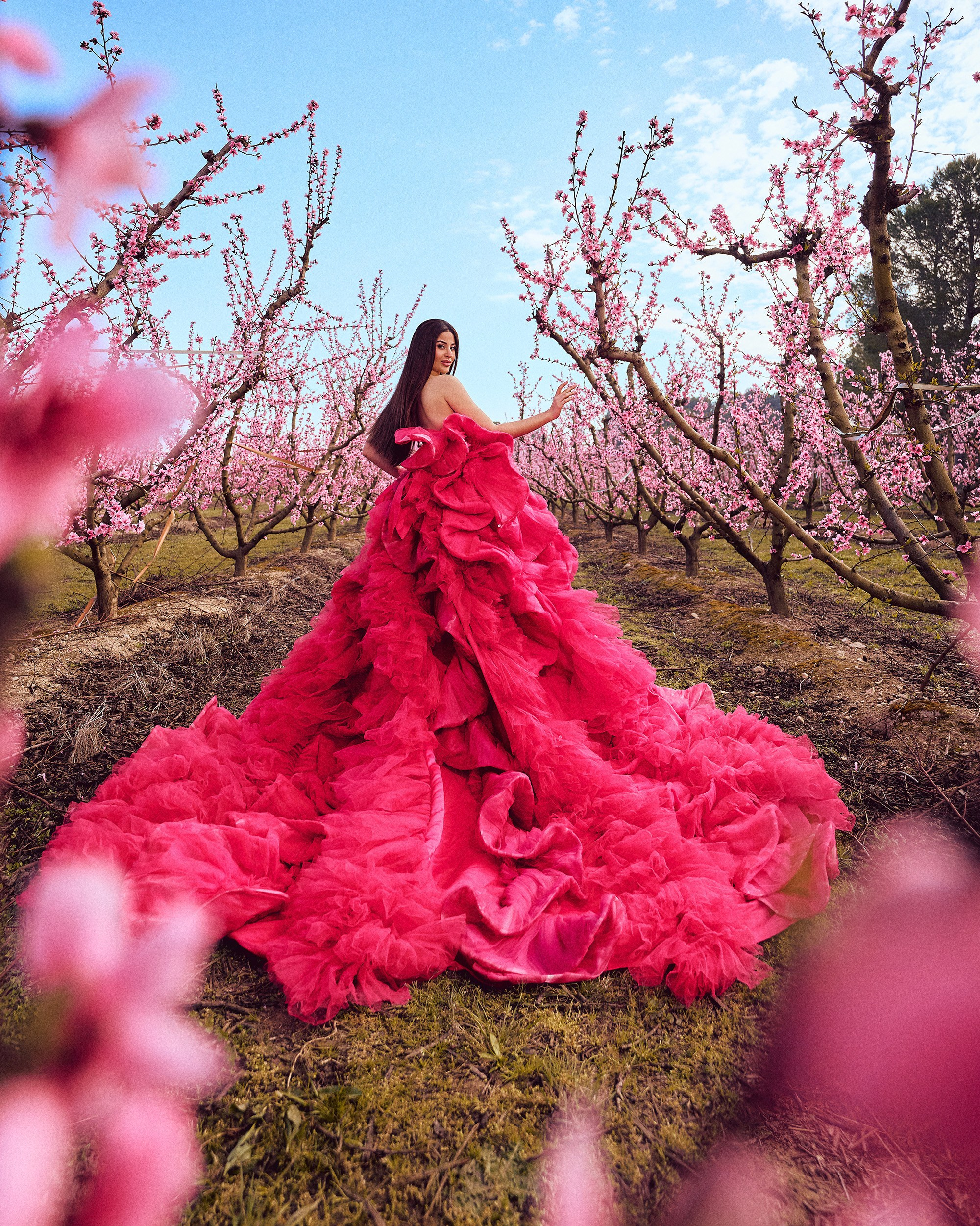 Sesión de fotos en los campos de melocotoneros en flor. Barcelona Photographer | Studio & Outdoor Photo Sessions | Svyatoslav Usmyal