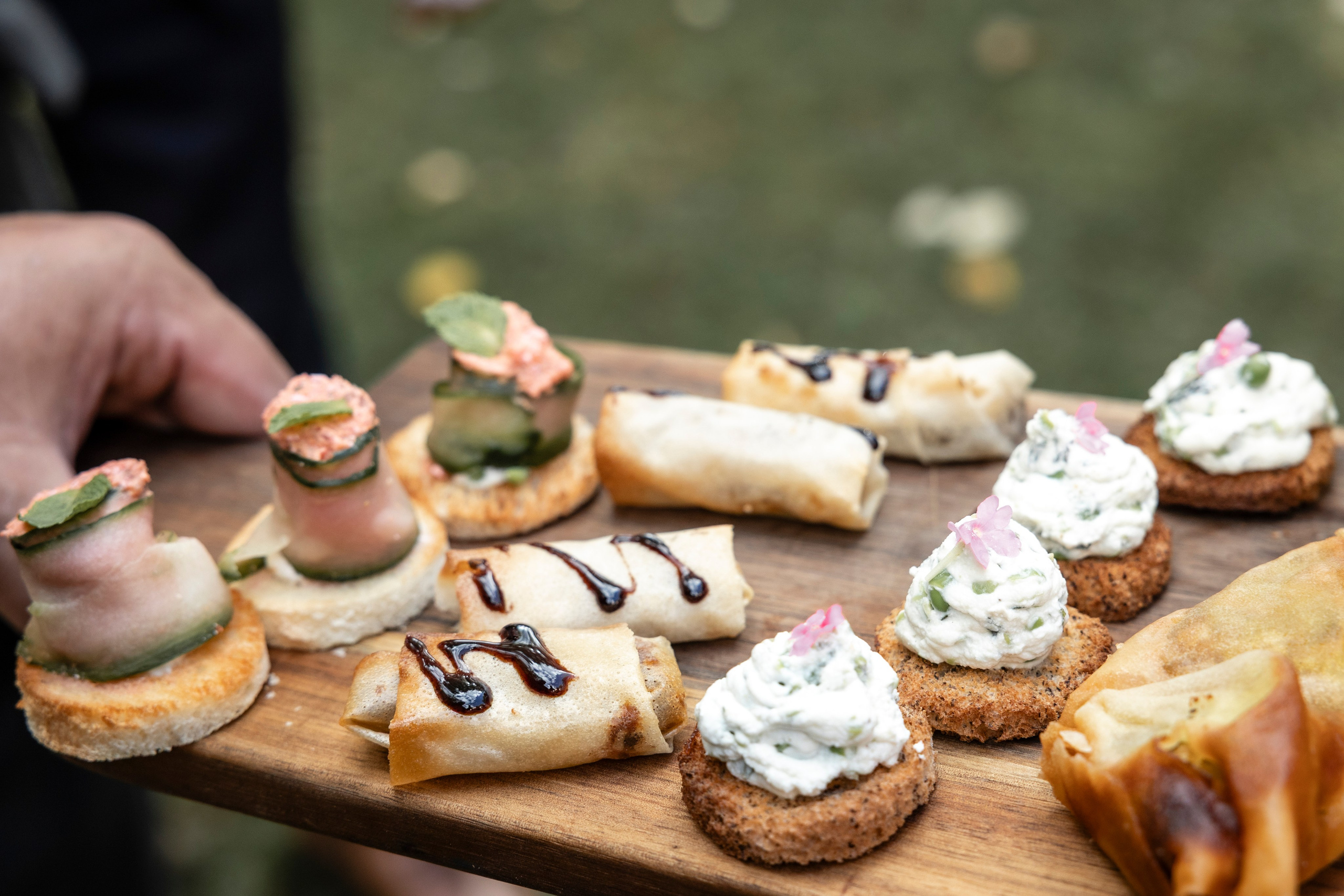 Pièces cocktail de la gastronomie française servies lors du vin d’honneur au Château Rieutort