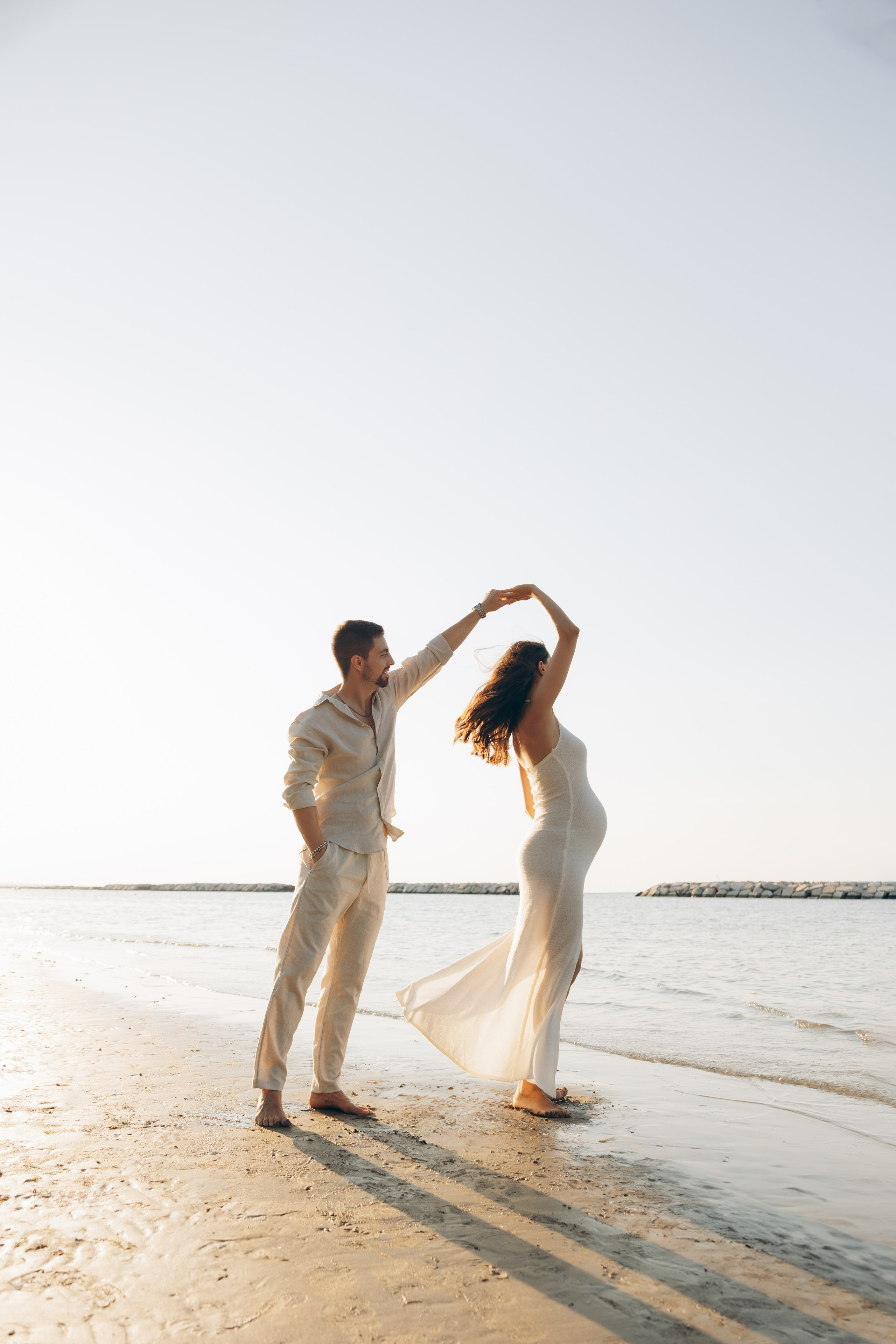 Servizio fotografico maternity a Rimini al tramonto — gravidanza sulla spiaggia