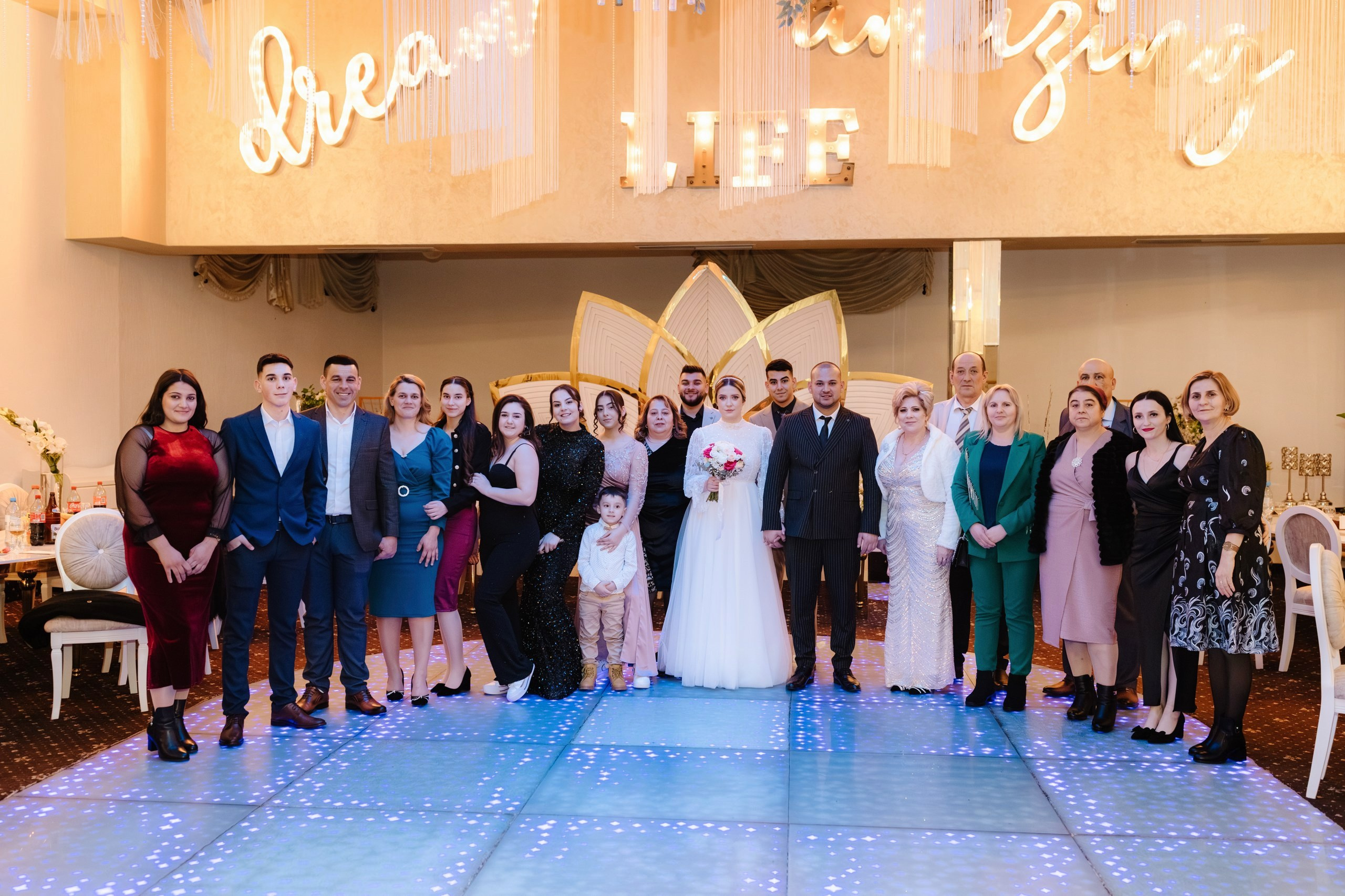 Fotograf nuntă Târgu Neamț – Samuel și Roxana, fotografie autentică realizată de AlinoFotoStudio 2. Fotograf nuntă Iași, Bacău, Suceava și Botoșani – Alin Chirilă surprinzând momente reale de nuntă 3. Fotografie de nuntă cu emoție și credință – AlinoFotoStudio, fotograf povestitor 4. Fotograf profesionist nuntă în Moldova – cadre naturale și pline de emoție 5. Alin Chirilă fotograf nuntă – poveste reală surprinsă prin fotografie 6. Fotograf nuntă cu stil documentar – momente autentice din ziua nunții Pregătiri mireasă acasă – fotografie naturală realizată de Alin Chirilă fotograf nuntă 8. Detalii din ziua nunții – fotograf nuntă Iași și Botoșani, AlinoFotoStudio 9. Emoții din dimineața nunții – fotograf profesionist Moldova 10. Cadre autentice din pregătiri – fotograf nuntă Suceava și Bacău Ceremonie religioasă nuntă – moment emoționant surprins de fotograf Alin Chirilă 12. Nuntă cu valori creștine – fotografie din biserică realizată cu discreție 13. Rugăciune și emoție în ziua nunții – fotograf nuntă Târgu Neamț 14. Legământ în fața lui Dumnezeu – fotografie de nuntă autentică 15. Fotograf nuntă biserică – momente sincere și pline de semnificație Petrecere de nuntă – cadre naturale realizate de AlinoFotoStudio 17. Bucurie și dans la nuntă – fotograf nuntă Iași și împrejurimi 18. Momente autentice de la restaurant – fotograf nuntă Bacău Suceava 19. Atmosferă de nuntă surprinsă discret – Alin Chirilă fotograf -AlinoFotoStudio – fotograf nuntă cu abordare naturală și emoțională 21. Alin Chirilă fotograf – povestitor prin fotografie de nuntă 22. Fotograf nuntă în Moldova – stil documentar și autentic 23. Fotografie de nuntă sinceră și elegantă – AlinoFotoStudio- Fotograf nuntă Iași Bacău Suceava Botoșani – Alin Chirilă AlinoFotoStudio 26. Fotograf nuntă Târgu Neamț și Moldova – fotografie profesională de eveniment 27. Fotograf nuntă cu valori creștine și stil documentar – AlinoFotoStudio - Alin Chirilă – AlinoFotoStudio Fotograf nuntă Iași • Bacău • Suceava • Botoșani - Samuel & Roxana, Târgu Neamț -Momente reale, trăite sincer și păstrate pentru totdeauna.