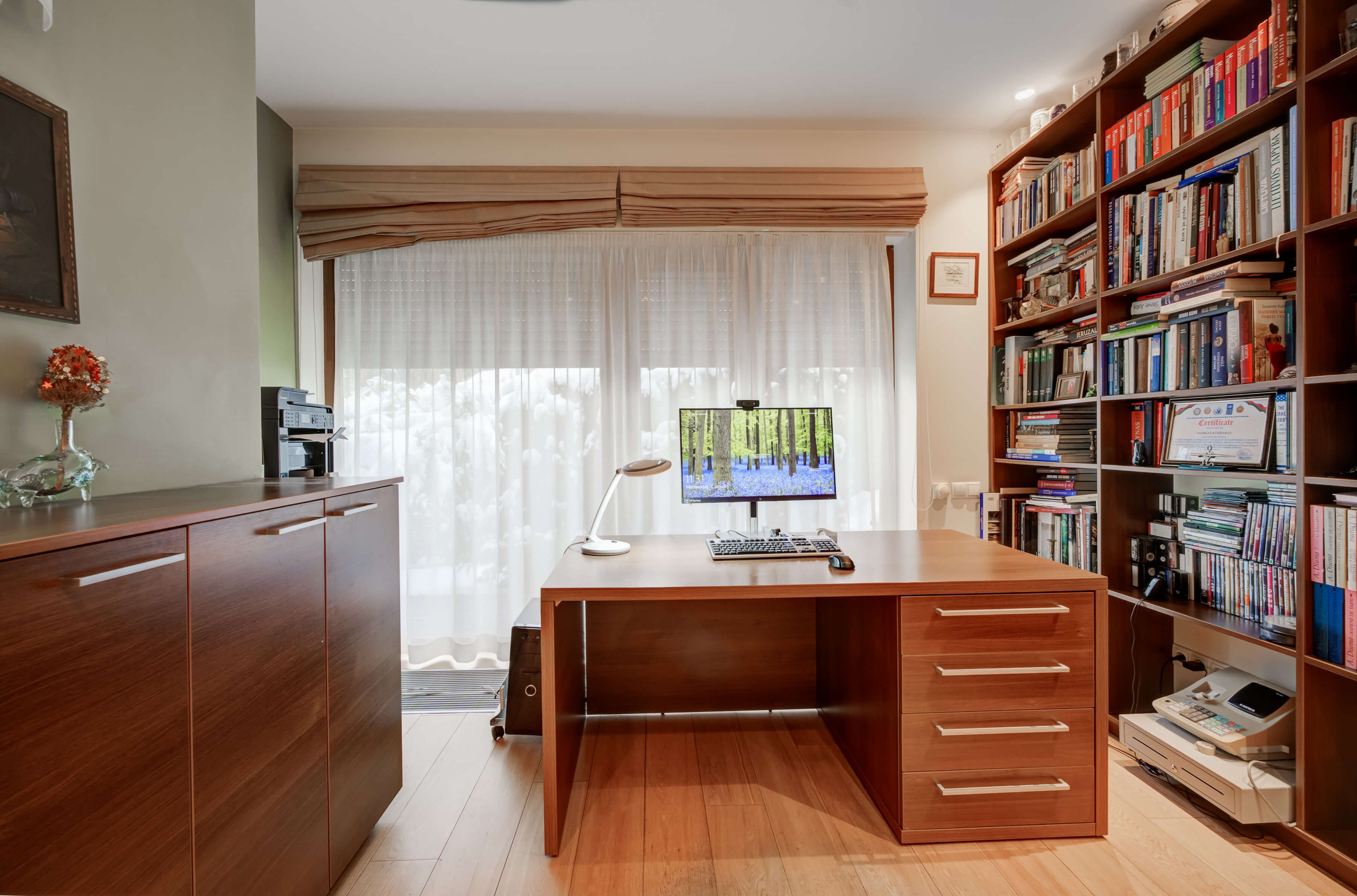 Kabinetas su moderniu dizainu ir darbo zona 4 kambarių prabangiame bute Vilniuje prie miško