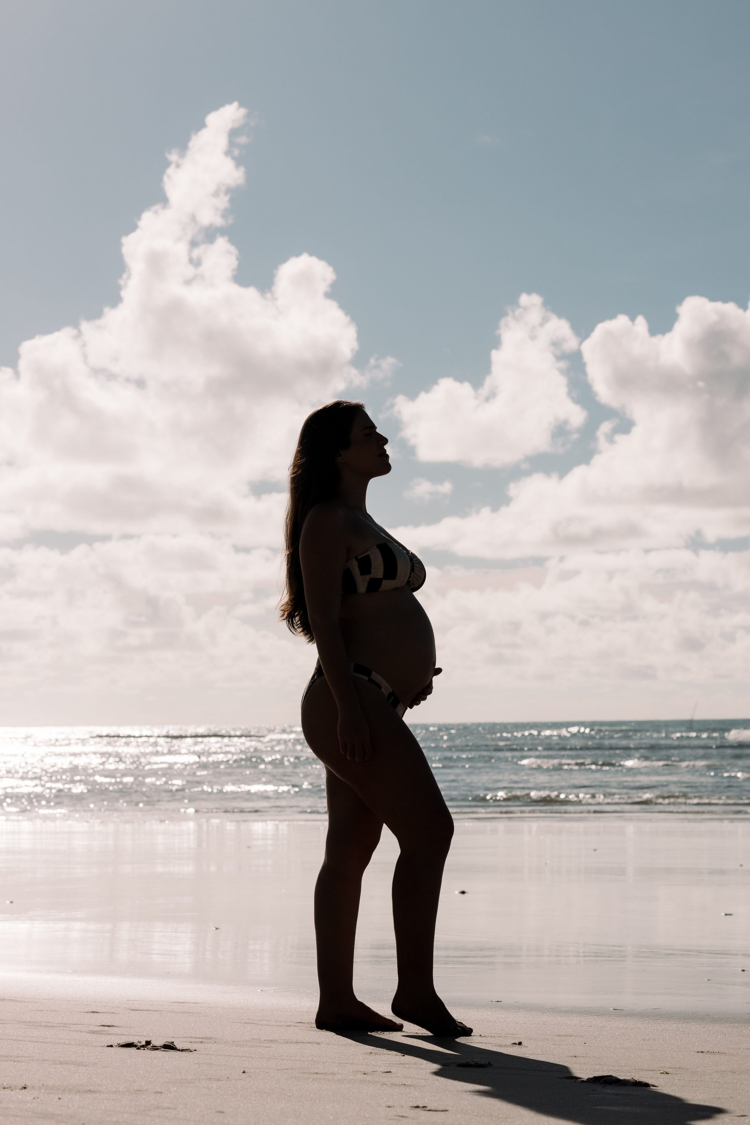 Silhueta gestante na praia