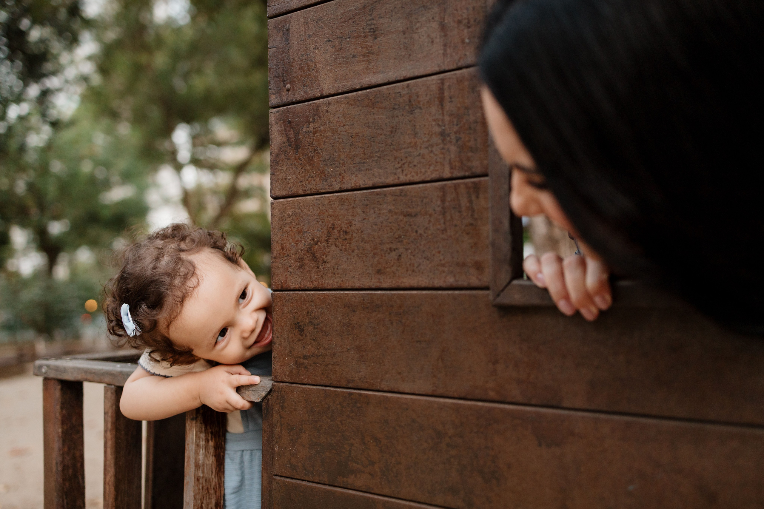 Bebê de 1 ano brincando no parque em ensaio fotográfico