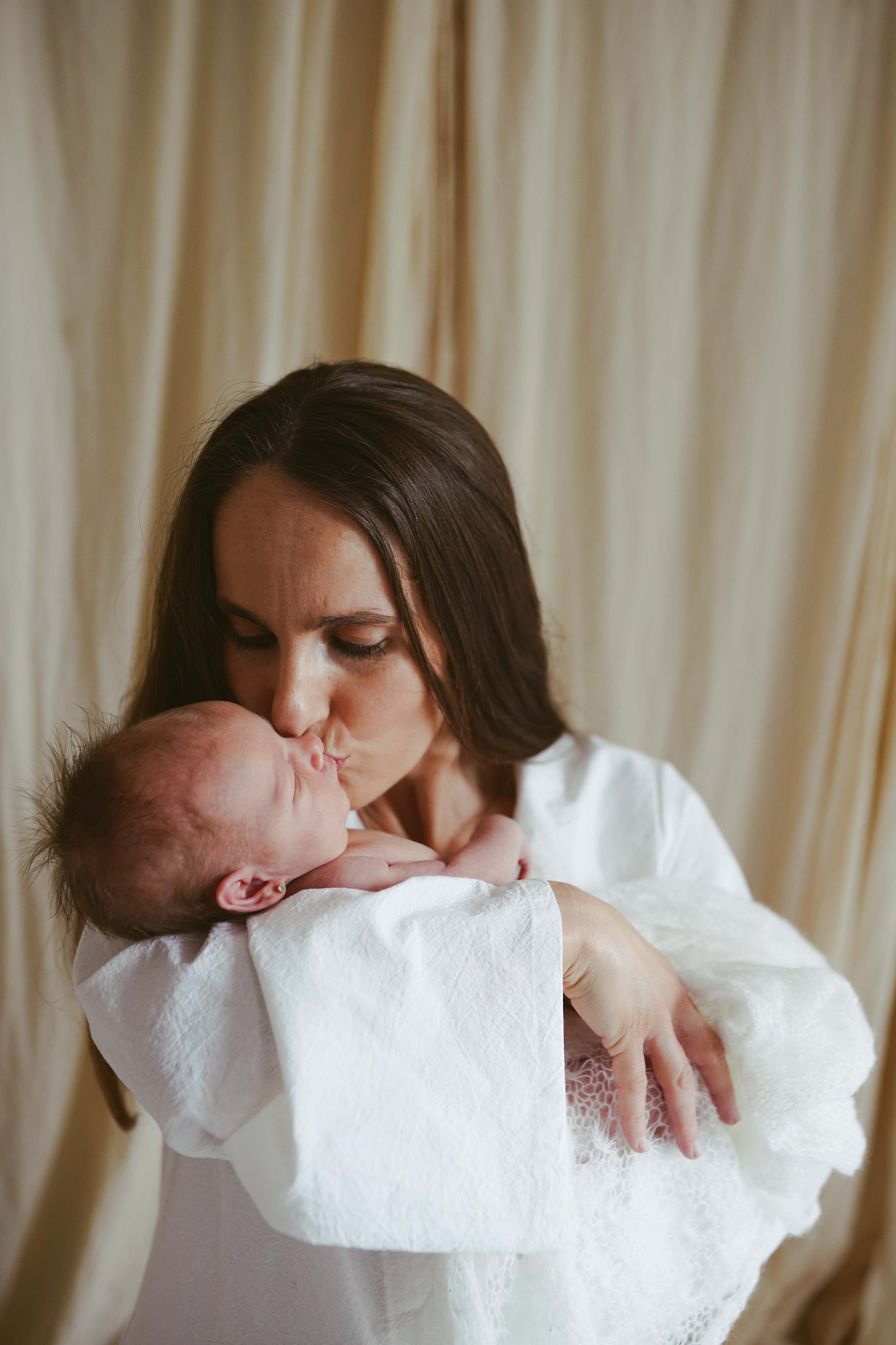 Inspira sesiune foto nou-nascut. Madalina Beda- Artist vizual, fotograf, doula la nastere, consultant babywearing Brasov si in toata tara