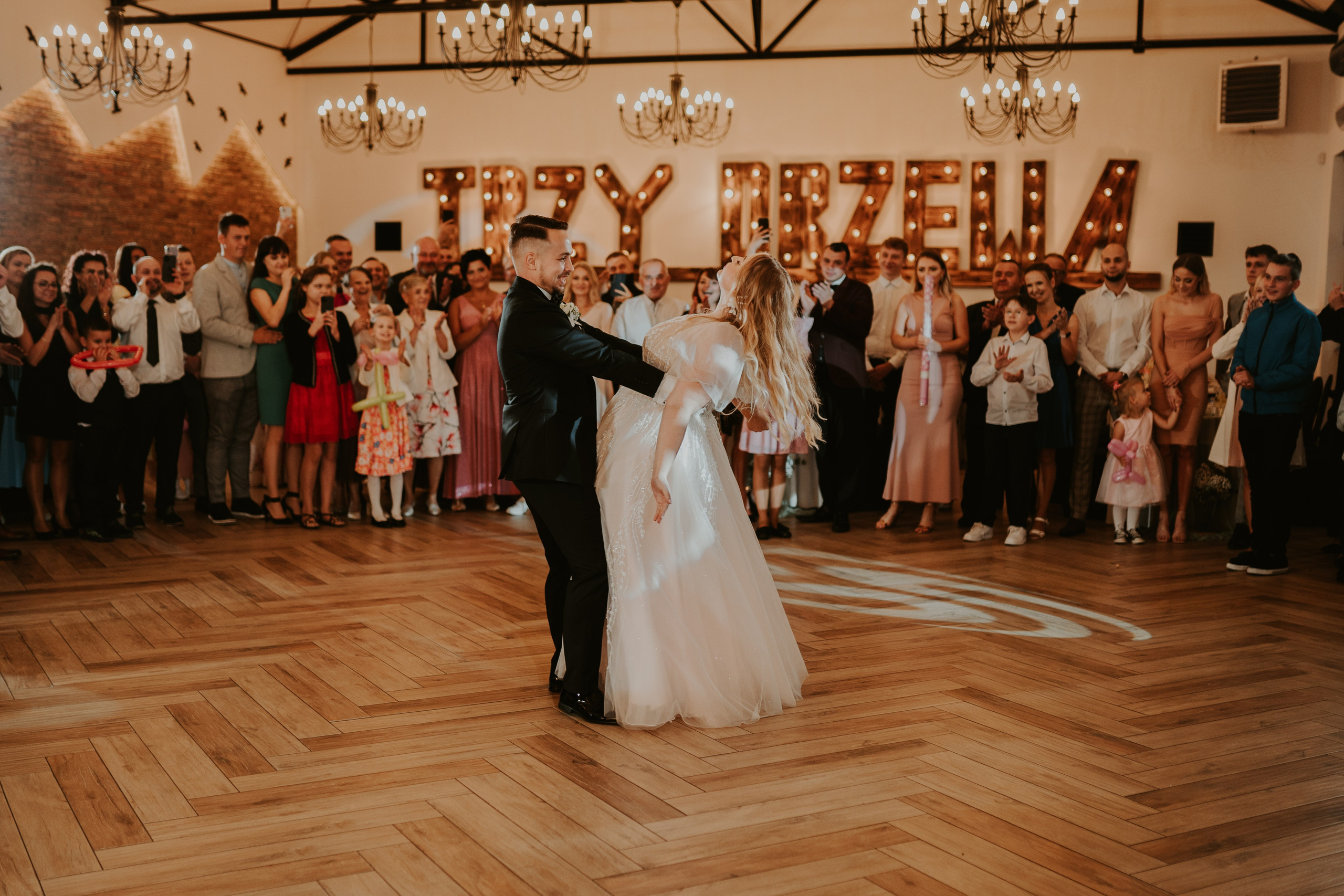 Trzy Drzewa: wspaniała uroczystość Wiktorii i Kamila. Karkowskafoto - fotografia miłości