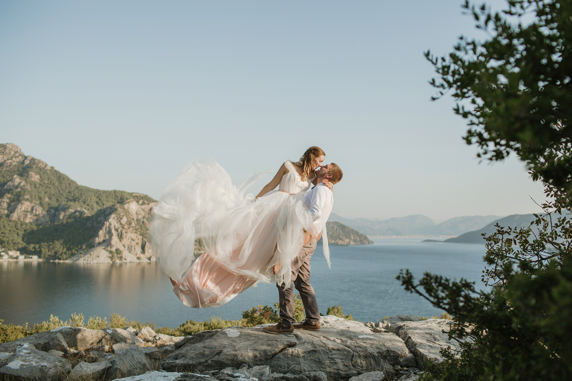 Выездная свадебная фотосессия среди скал в Мармарисе. Фотограф в Каппадокии / Julia Ganch