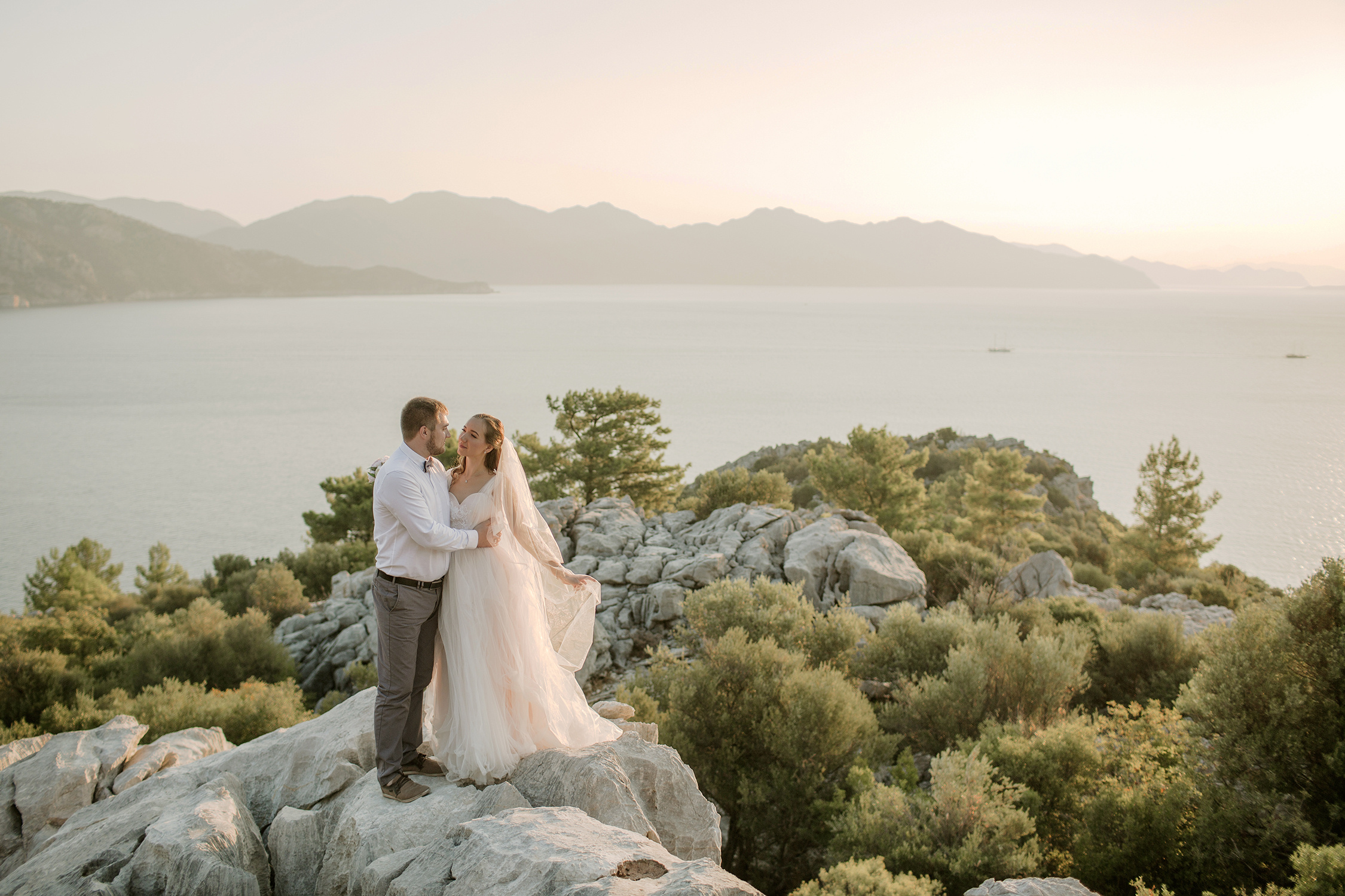 Выездная свадебная фотосессия среди скал в Мармарисе. Фотограф в Каппадокии / Julia Ganch