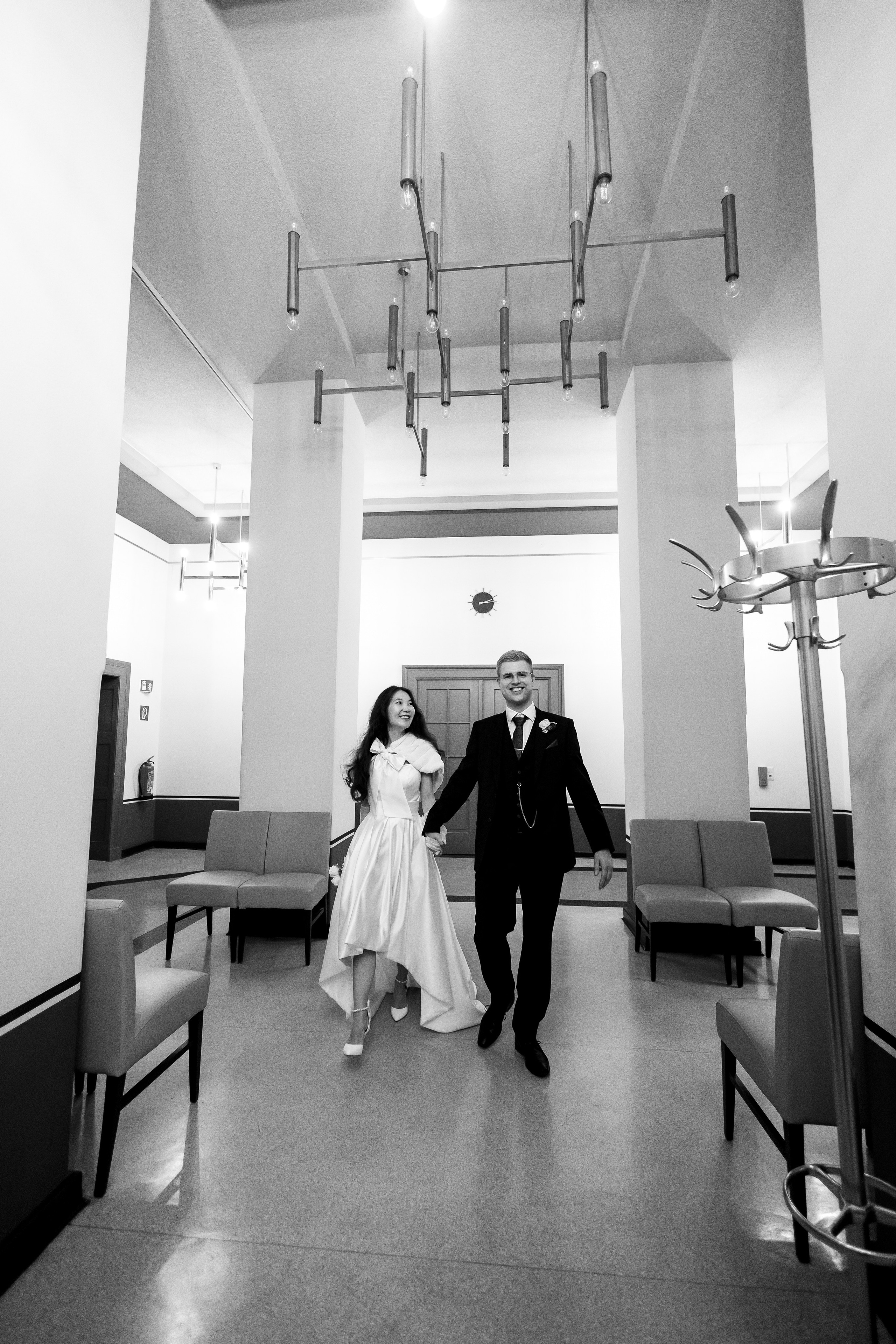 Eine intime Feier vor der großen Hochzeit: Solongo und Victor im Standesamt Spandau. Hochzeitsfotografie in Berlin Nataliia Schütze