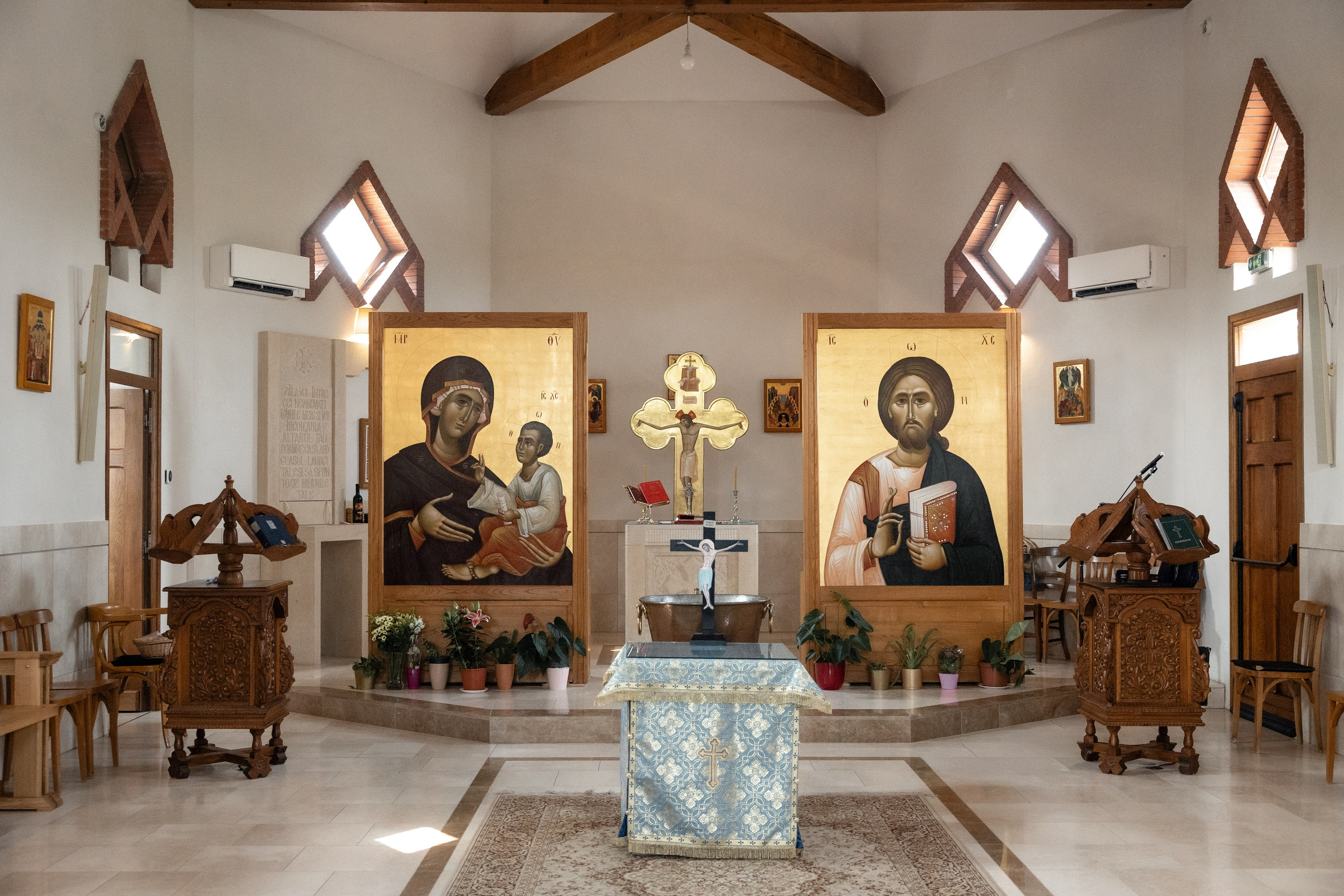 Noah’s christening in Tournefeille and Paroisse Orthodoxe Roumaine of Toulouse “La Protection de la Mère de Dieu”. Eugénie Smirnova — photographe à Toulouse et dans le sud-ouest de la France