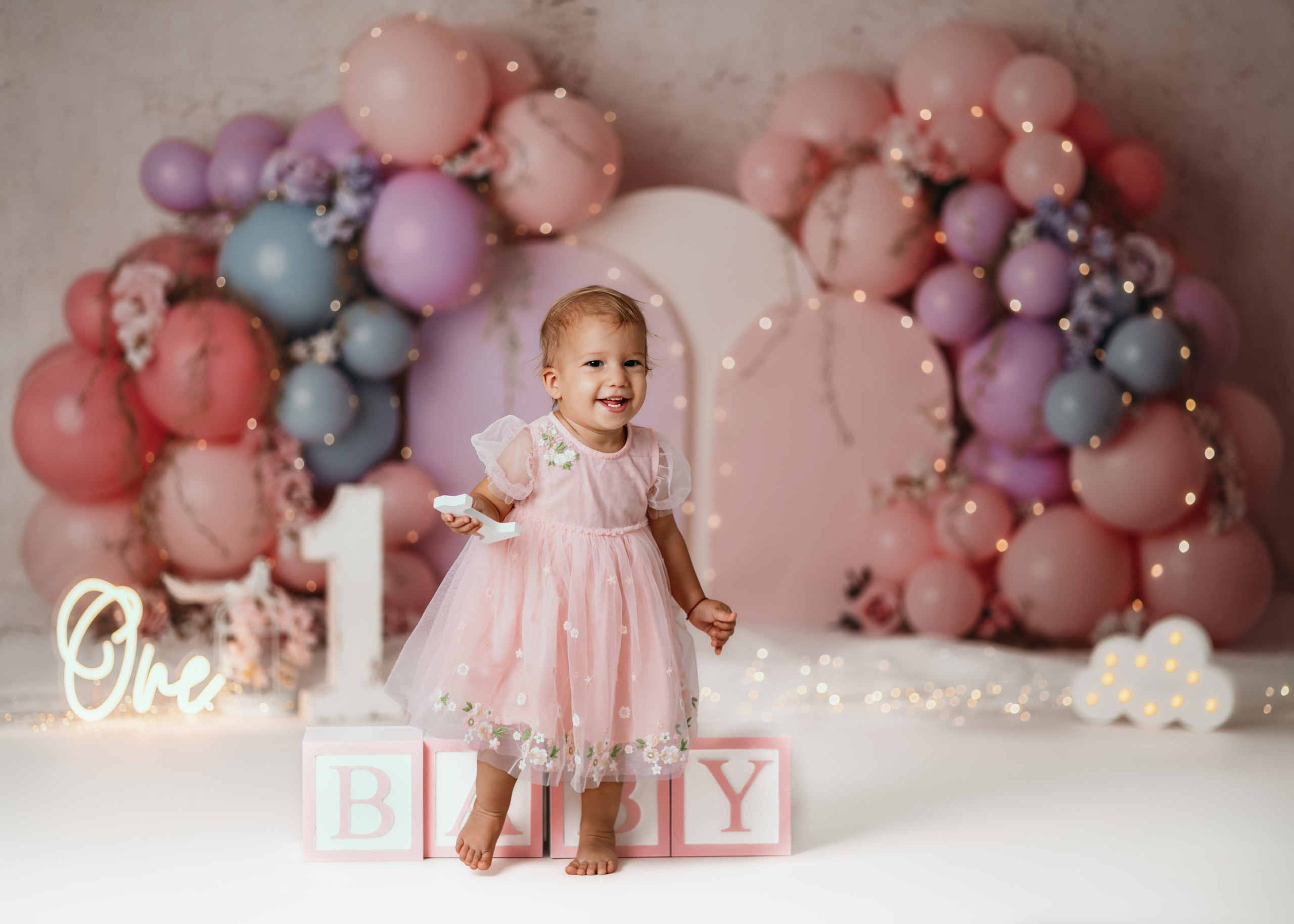 cake smash devojcica sa pestelnim balonama i baby kockama