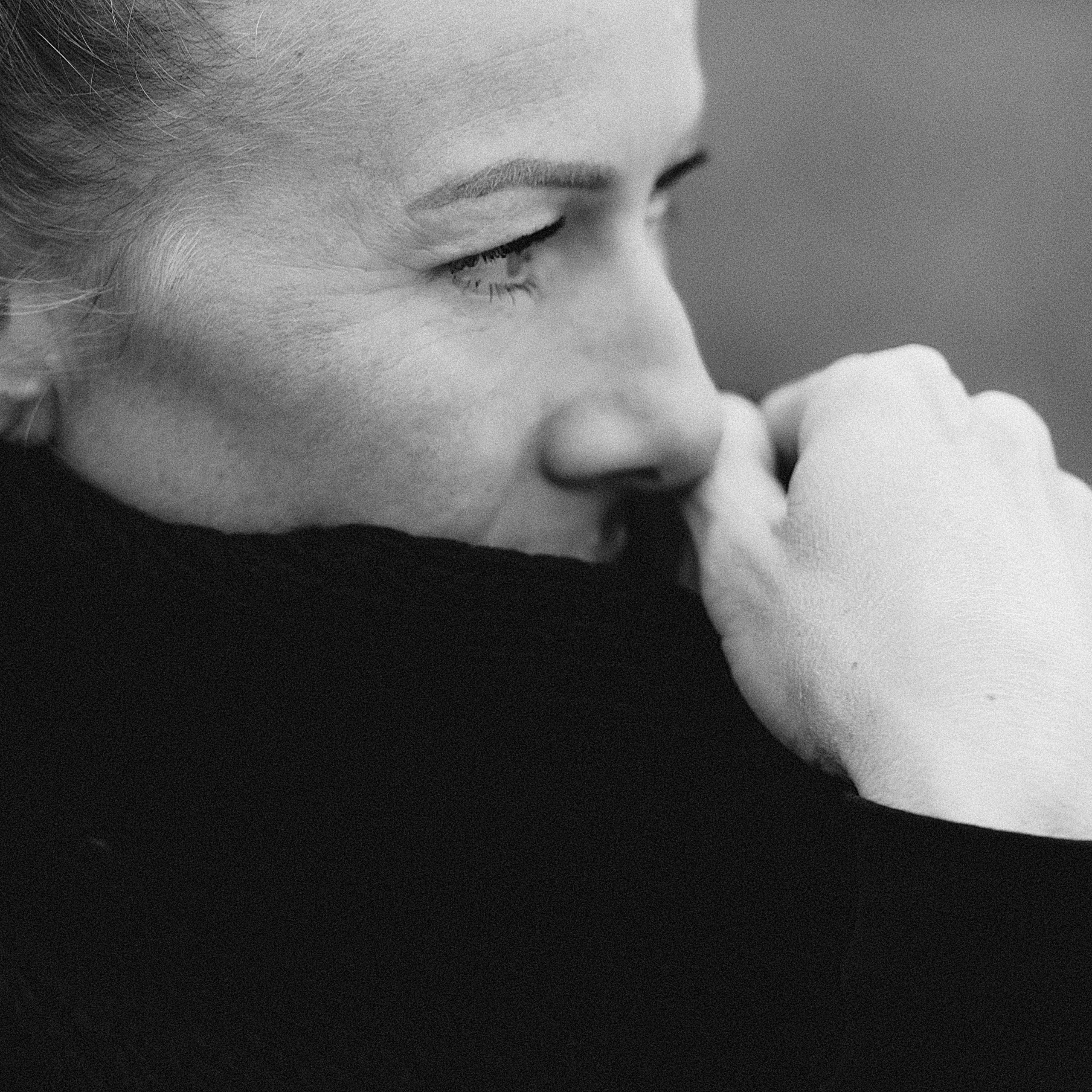 Frauenporträt in Nahaufnahme mit natürlicher Ausstrahlung. Schwarz-Weiß-Porträt einer Frau im Freien