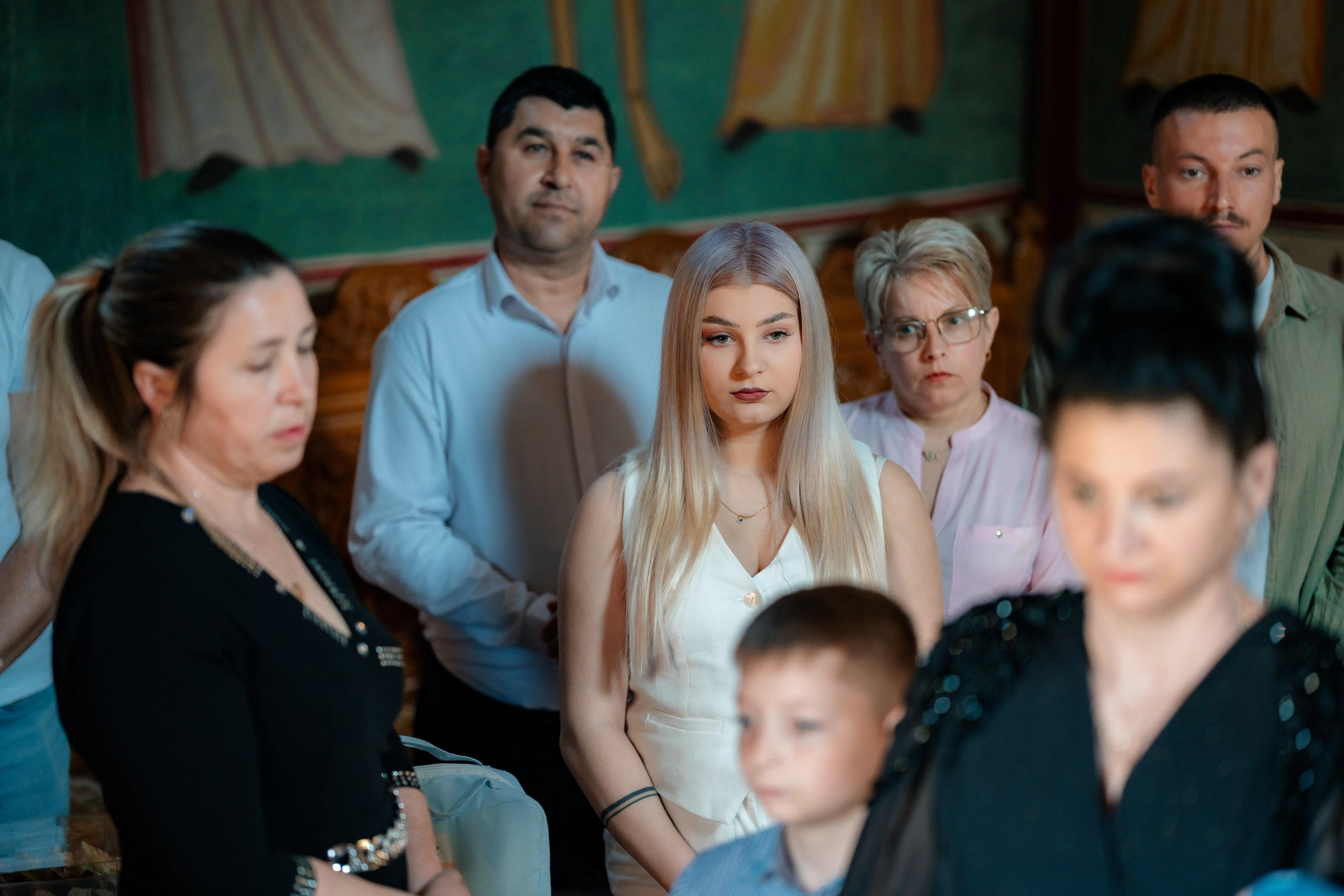 - Preotul ținându-l pe micuțul Mathias Gabriel la botez, în biserica Înălțarea Domnului, Copălău  - Detalii de la botezul lui Mathias – lumânare, trusou și icoană  - Familia lui Mathias Gabriel alături de micuț, în ziua botezului  - Portret emoționant cu mama și bebelușul în brațe, în biserică,fotograf profesionist evenimente Botoșani, Iași, Suceava, Fălticeni, Bacău, Pașcani, Roman - AlinoFotoStudio by Alin Chirilă - servicii foto nuntă, botez, cununie, ședințe foto creative, albume personalizate, fotografii emoționante și calitative pentru cele mai importante momente din viață,fotograf nuntă Botoșani Alin Chirilă,  ședință foto botez Iași - AlinoFotoStudio,  servicii fotograf profesionist evenimente Suceava,  fotograf cununie civilă Fălticeni - Alin Chirilă,  album foto nuntă personalizat Bacău.“Bebeluș botezat în biserică, ținut în brațe de nași”	•	“Detaliu cu lumânarea de botez decorată cu flori albe”	•	“Părinți emoționați alături de copilul lor la ceremonia de botez”	•	“Masa festivă de botez cu decor tematic și tort personalizat”	•	“Momentul în care preotul toarnă apă sfințită pe fruntea bebelușului”	“Bebeluș în rochie albă de botez, zâmbind în brațele mamei”	•	“Detaliu cu cruciulița de botez așezată pe o pernă de satin”	•	“Părinți și nași aprinzând lumânările în timpul ceremoniei de botez”	•	“Tort de botez decorat cu figurine tematice și numele copilului”	•	“Copil botezat dormind liniștit în pătuțul decorat festiv”	•	“Momentul în care preotul binecuvântează copilul în fața altarului”	•	“Invitați adunându-se în jurul mesei festive la petrecerea de botez”	•	“Bebeluș ținând în mână o jucărie personalizată primită la botez”	•	“Familie fericită pozând împreună după ceremonia de botez”	•	“Decor tematic cu baloane și flori la locația petrecerii de botez” fotograf Botoșani fotograf evenimente fotograf botez Alin Chirila fotograf alinofotostudio.fotograf botez Amelis Maria, fotografie botez Botoșani, fotograf Alin Chirilă, amintiri botez, fotografii botez, botez Amelis Maria, fotograf copii, fotografie botez în Botoșani,