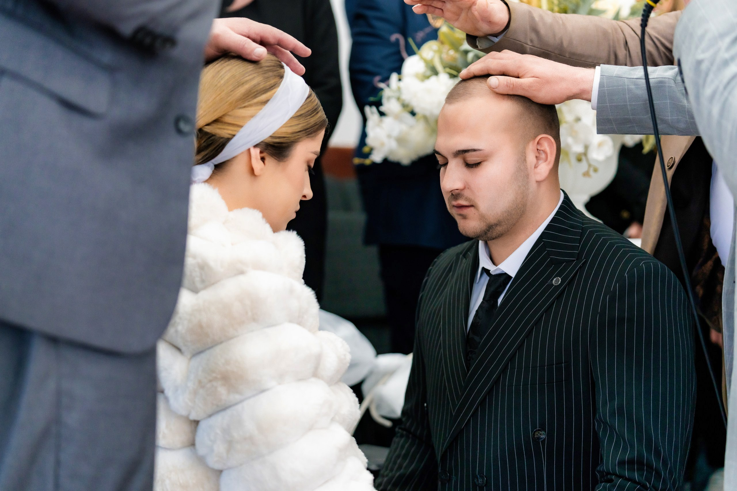 Fotograf nuntă Târgu Neamț – Samuel și Roxana, fotografie autentică realizată de AlinoFotoStudio 2. Fotograf nuntă Iași, Bacău, Suceava și Botoșani – Alin Chirilă surprinzând momente reale de nuntă 3. Fotografie de nuntă cu emoție și credință – AlinoFotoStudio, fotograf povestitor 4. Fotograf profesionist nuntă în Moldova – cadre naturale și pline de emoție 5. Alin Chirilă fotograf nuntă – poveste reală surprinsă prin fotografie 6. Fotograf nuntă cu stil documentar – momente autentice din ziua nunții Pregătiri mireasă acasă – fotografie naturală realizată de Alin Chirilă fotograf nuntă 8. Detalii din ziua nunții – fotograf nuntă Iași și Botoșani, AlinoFotoStudio 9. Emoții din dimineața nunții – fotograf profesionist Moldova 10. Cadre autentice din pregătiri – fotograf nuntă Suceava și Bacău Ceremonie religioasă nuntă – moment emoționant surprins de fotograf Alin Chirilă 12. Nuntă cu valori creștine – fotografie din biserică realizată cu discreție 13. Rugăciune și emoție în ziua nunții – fotograf nuntă Târgu Neamț 14. Legământ în fața lui Dumnezeu – fotografie de nuntă autentică 15. Fotograf nuntă biserică – momente sincere și pline de semnificație Petrecere de nuntă – cadre naturale realizate de AlinoFotoStudio 17. Bucurie și dans la nuntă – fotograf nuntă Iași și împrejurimi 18. Momente autentice de la restaurant – fotograf nuntă Bacău Suceava 19. Atmosferă de nuntă surprinsă discret – Alin Chirilă fotograf -AlinoFotoStudio – fotograf nuntă cu abordare naturală și emoțională 21. Alin Chirilă fotograf – povestitor prin fotografie de nuntă 22. Fotograf nuntă în Moldova – stil documentar și autentic 23. Fotografie de nuntă sinceră și elegantă – AlinoFotoStudio- Fotograf nuntă Iași Bacău Suceava Botoșani – Alin Chirilă AlinoFotoStudio 26. Fotograf nuntă Târgu Neamț și Moldova – fotografie profesională de eveniment 27. Fotograf nuntă cu valori creștine și stil documentar – AlinoFotoStudio - Alin Chirilă – AlinoFotoStudio Fotograf nuntă Iași • Bacău • Suceava • Botoșani - Samuel & Roxana, Târgu Neamț -Momente reale, trăite sincer și păstrate pentru totdeauna.