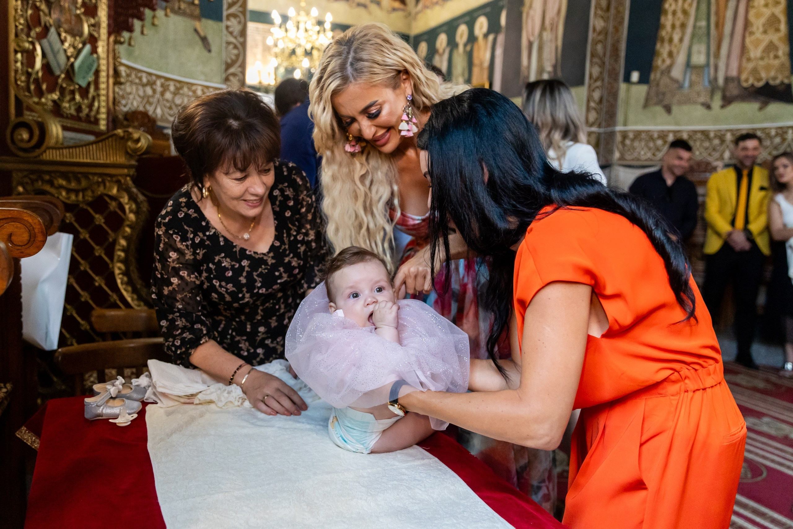 fotograf botez , fotografie botez Botoșani, fotograf Alin Chirilă, amintiri botez, fotografii botez, botez Miruna Parascheva, fotograf copii, fotografie botez în Botoșani-alt="botez , fotografie botez Alin Chirilă, amintiri botez, fotografii emoționante botez Botoșani"-- fotografii-botez-bebelus- amintiri-botez-micuț- moment-sfânt-crestinare- fotografie-emotionanta-botez- detalii-botez-bebelusi- parinti-fericiti-la-botez- fotograf-botez-profesionist- botez-in-biserica-ortodoxa- micuț-botezat-cu-emoție- zâmbete-și-lacrimi-la-botez- bebeluș-la-cristelniță- decor-botez-colorat- botez-cu-dragoste-și-credință- emotie-pura-la-botez- fotograf-botez-botosani- botez-iasi-suceava-fotograf- amintiri-nepretuite-botez-- Preotul ținându-l pe micuțul Mathias Gabriel la botez, în biserica Înălțarea Domnului, Copălău - Detalii de la botezul lui Mathias – lumânare, trusou și icoană - Familia lui Mathias Gabriel alături de micuț, în ziua botezului - Portret emoționant cu mama și bebelușul în brațe, în biserică,fotograf profesionist evenimente Botoșani, Iași, Suceava, Fălticeni, Bacău, Pașcani, Roman - AlinoFotoStudio by Alin Chirilă - servicii foto nuntă, botez, cununie, ședințe foto creative, albume personalizate, fotografii emoționante și calitative pentru cele mai importante momente din viață,fotograf nuntă Botoșani Alin Chirilă, ședință foto botez Iași - AlinoFotoStudio, servicii fotograf profesionist evenimente Suceava, fotograf cununie civilă Fălticeni - Alin Chirilă, album foto nuntă personalizat Bacău.“Bebeluș botezat în biserică, ținut în brațe de nași” • “Detaliu cu lumânarea de botez decorată cu flori albe” • “Părinți emoționați alături de copilul lor la ceremonia de botez” • “Masa festivă de botez cu decor tematic și tort personalizat” • “Momentul în care preotul toarnă apă sfințită pe fruntea bebelușului” “Bebeluș în rochie albă de botez, zâmbind în brațele mamei” • “Detaliu cu cruciulița de botez așezată pe o pernă de satin” • “Părinți și nași aprinzând lumânările în timpul ceremoniei de botez” • “Tort de botez decorat cu figurine tematice și numele copilului” • “Copil botezat dormind liniștit în pătuțul decorat festiv” • “Momentul în care preotul binecuvântează copilul în fața altarului” • “Invitați adunându-se în jurul mesei festive la petrecerea de botez” • “Bebeluș ținând în mână o jucărie personalizată primită la botez” • “Familie fericită pozând împreună după ceremonia de botez” • “Decor tematic cu baloane și flori la locația petrecerii de botez” fotograf Botoșani fotograf evenimente fotograf botez Alin Chirila fotograf alinofotostudio.fotograf botez Amelis Maria, fotografie botez Botoșani, fotograf Alin Chirilă, amintiri botez, fotografii botez, botez Amelis Maria, fotograf copii, fotografie botez în Botoșani,