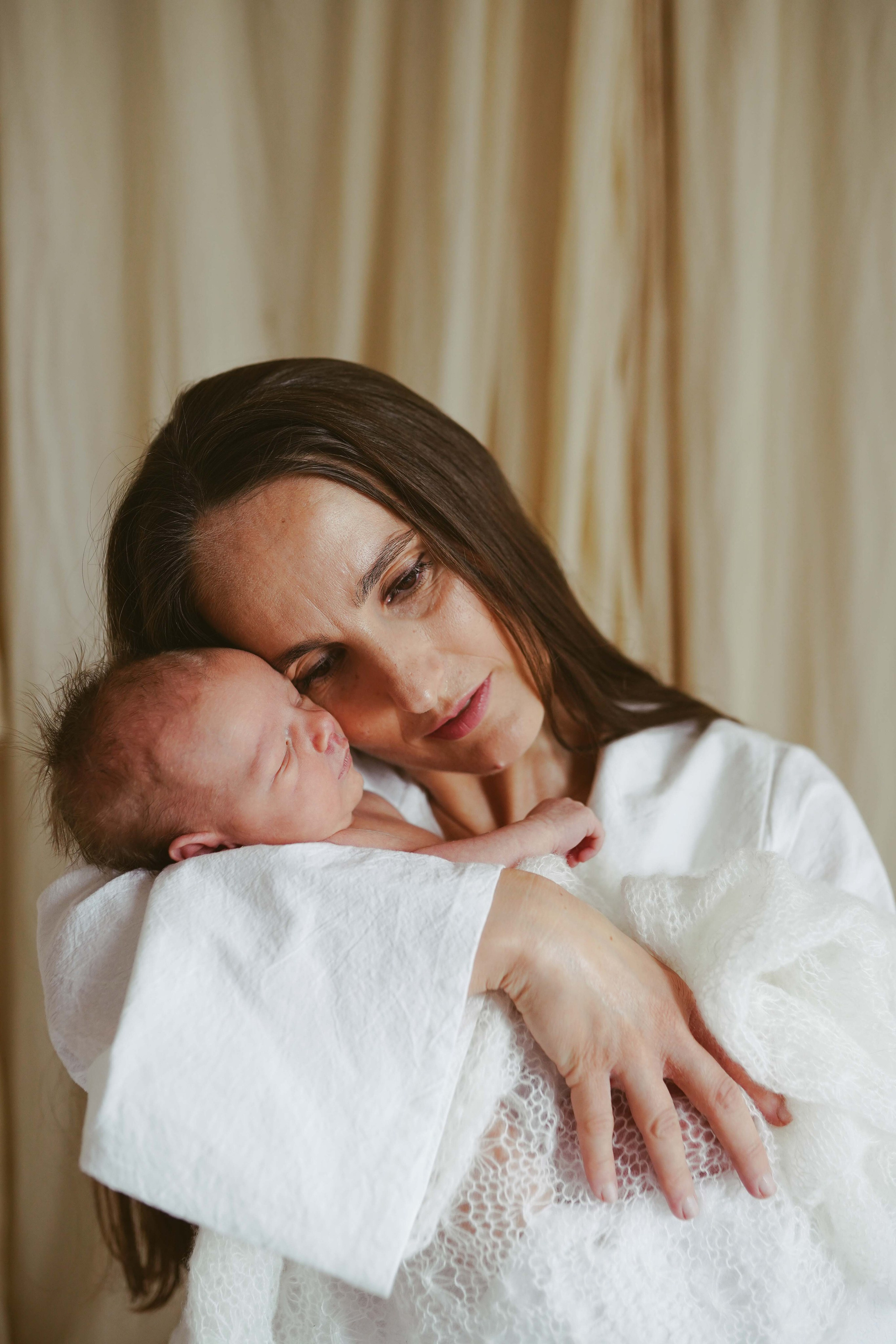 Inspira sesiune foto nou-nascut. Madalina Beda- Artist vizual, fotograf, doula la nastere, consultant babywearing Brasov si in toata tara