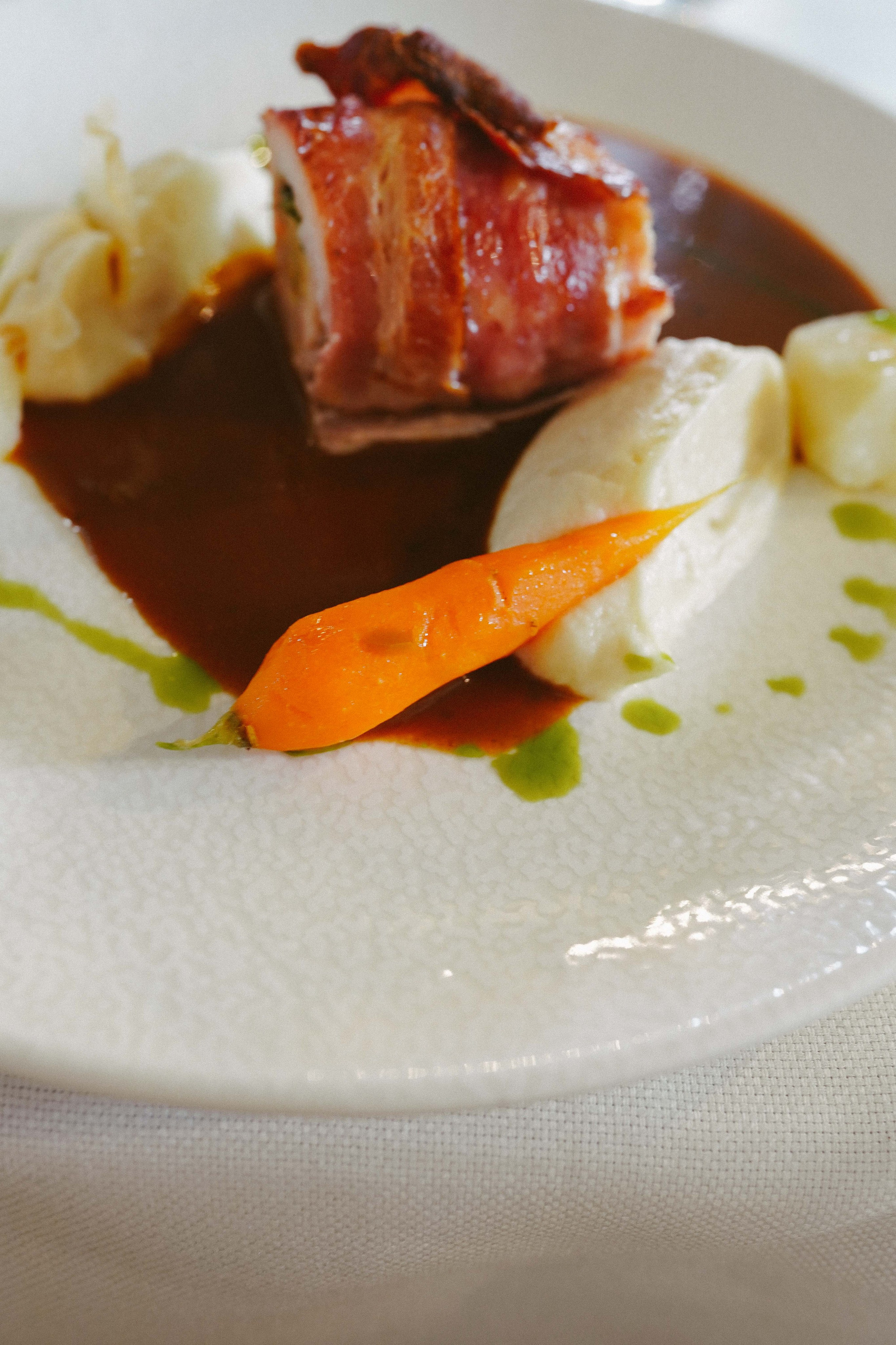 Fotografie comerciala pentru restaurantul Atra, punand in valoare culorile si compozitia farfuriilor prin food styling.