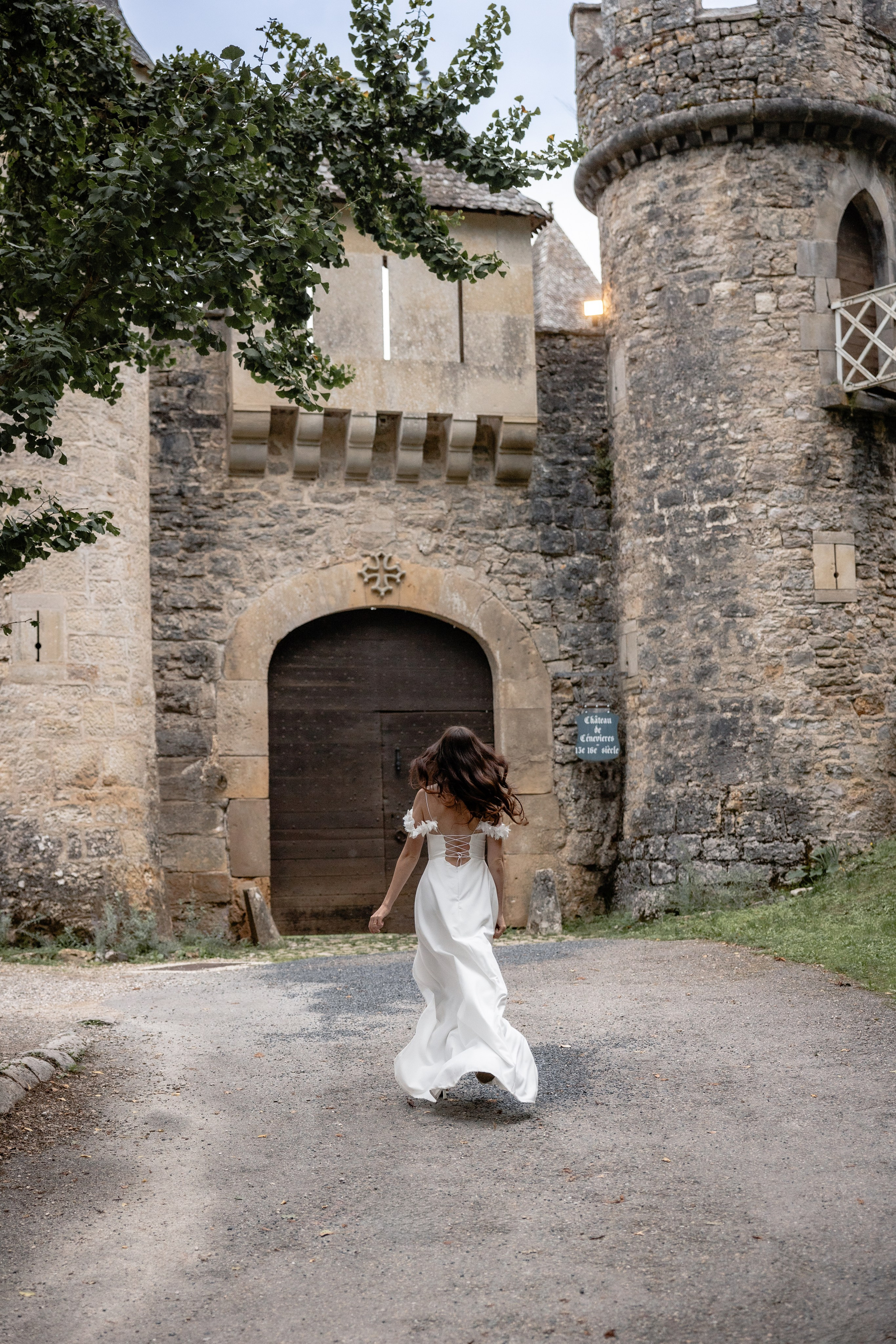French Chateau Wedding. Elopement at Château de Cénevières. Eugénie Smirnova — your photographer in Toulouse and southwest France