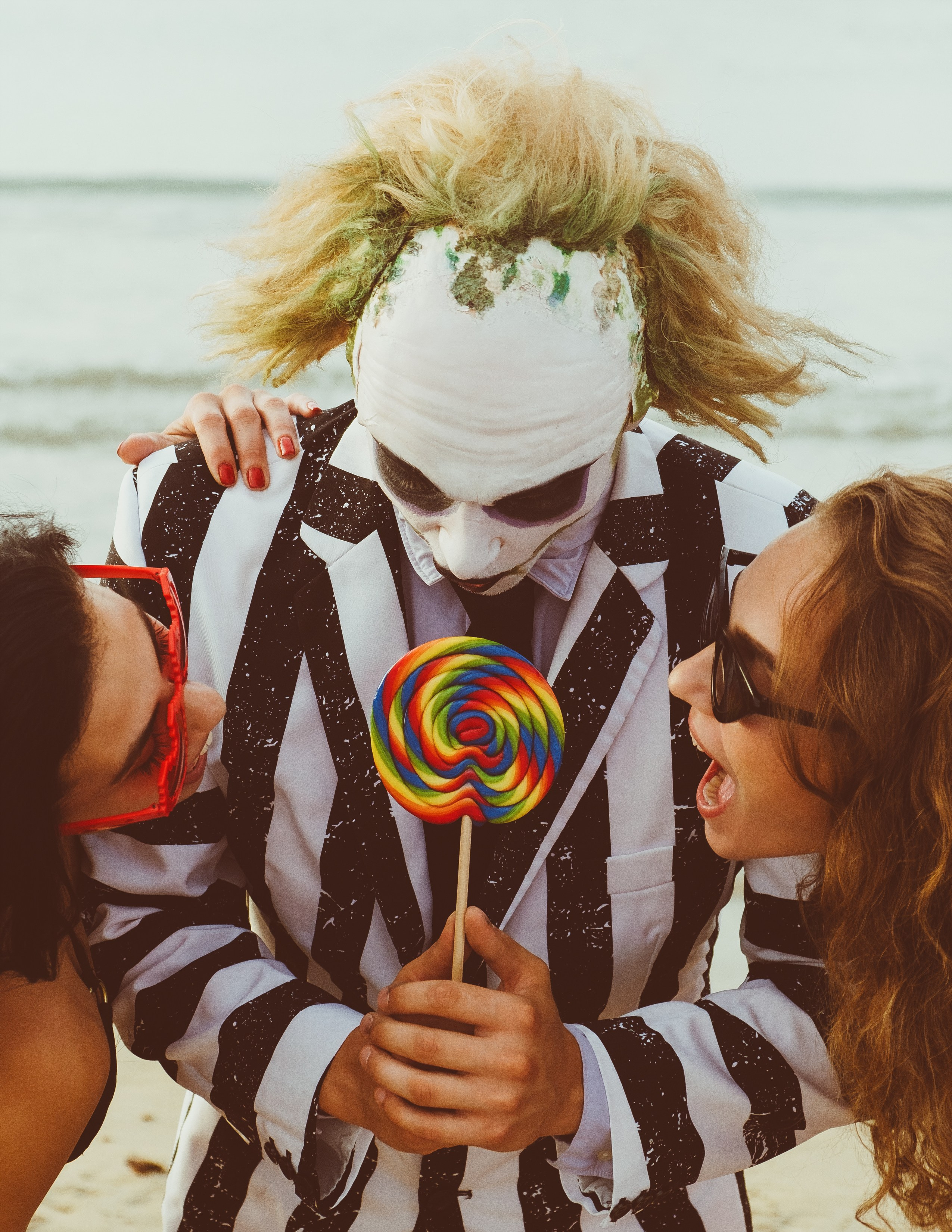 Beetlejuice на море: Экспериментальная фотосессия с цирковыми артистами — Фотограф Андрей Луковников