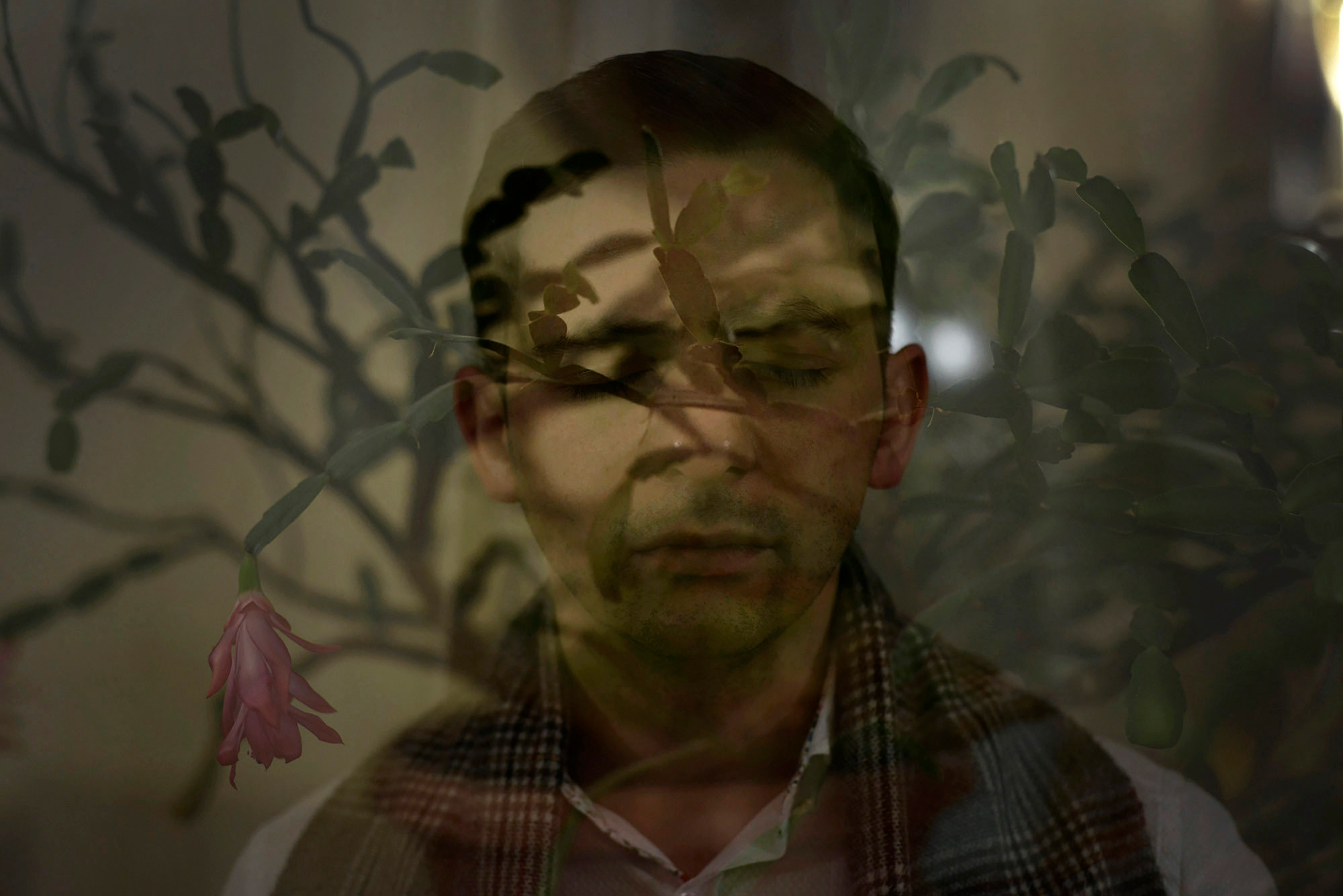 A FRAME OUTSIDE THE FRAME. Documentary photographer in Yerevan Vaghinak Ghazaryan