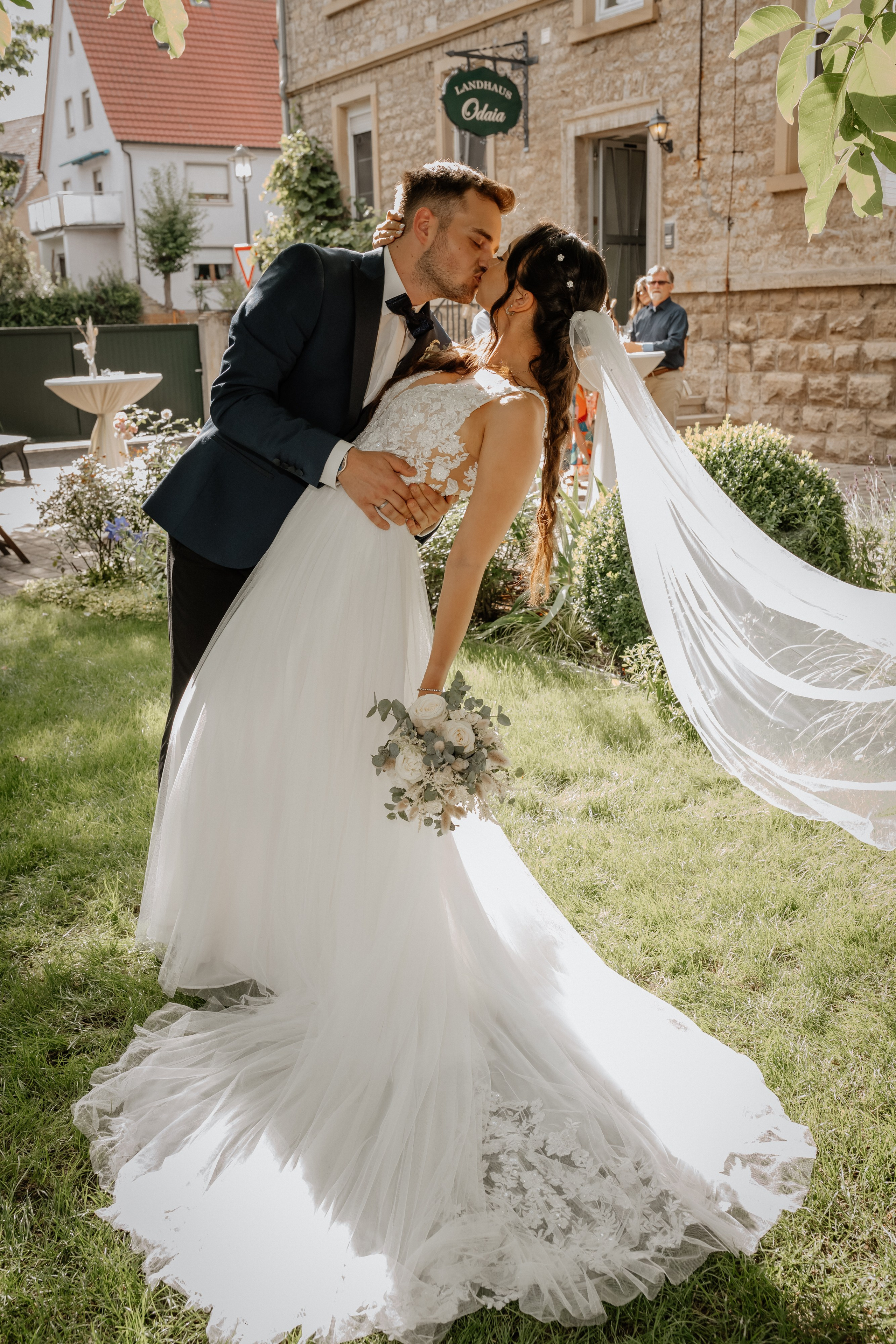 Bräutigam hebt seine Braut hoch – Glücklicher Moment voller Leichtigkeit