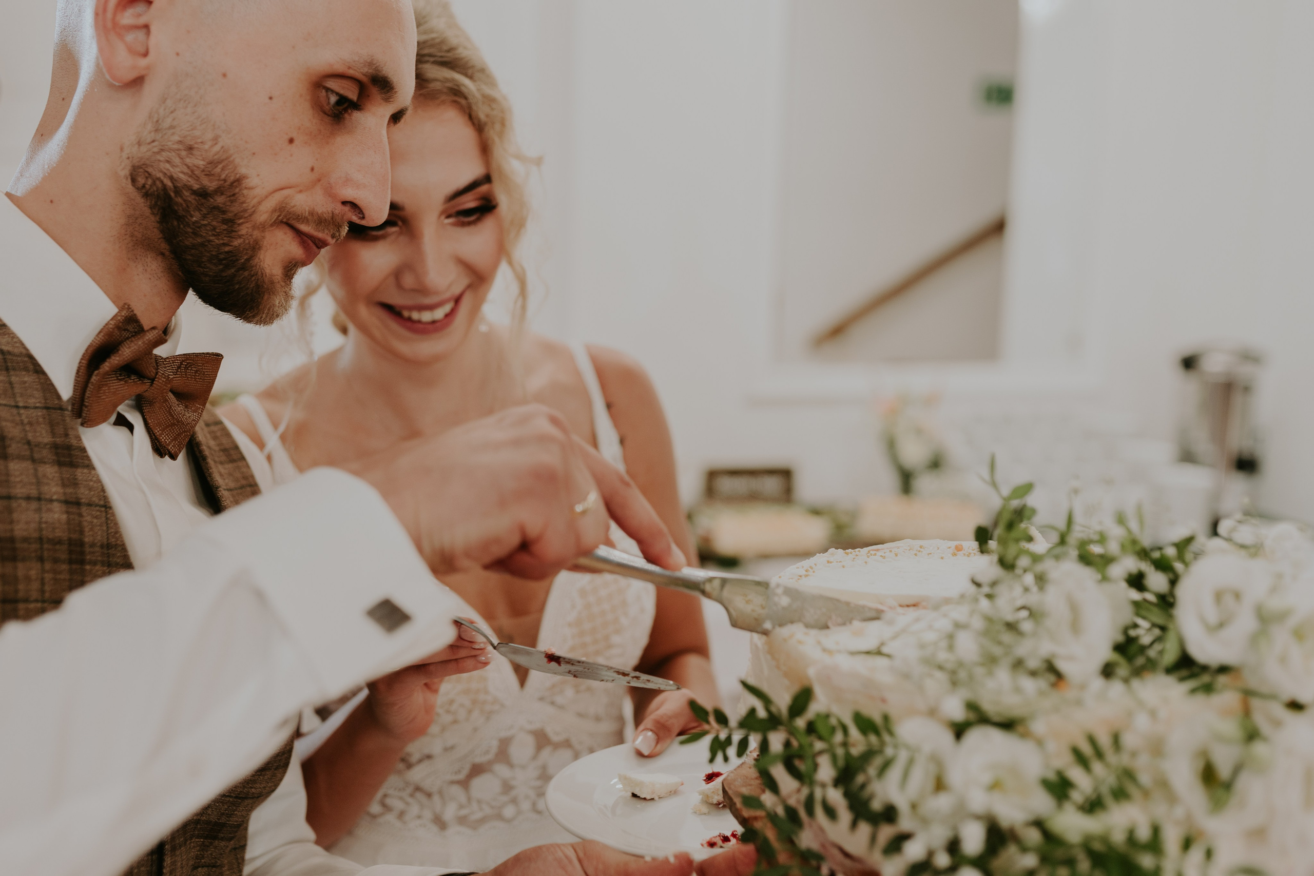 Dwór Wierzbno: plenerowy ślub pod wierzbą. Karkowskafoto - fotografia miłości