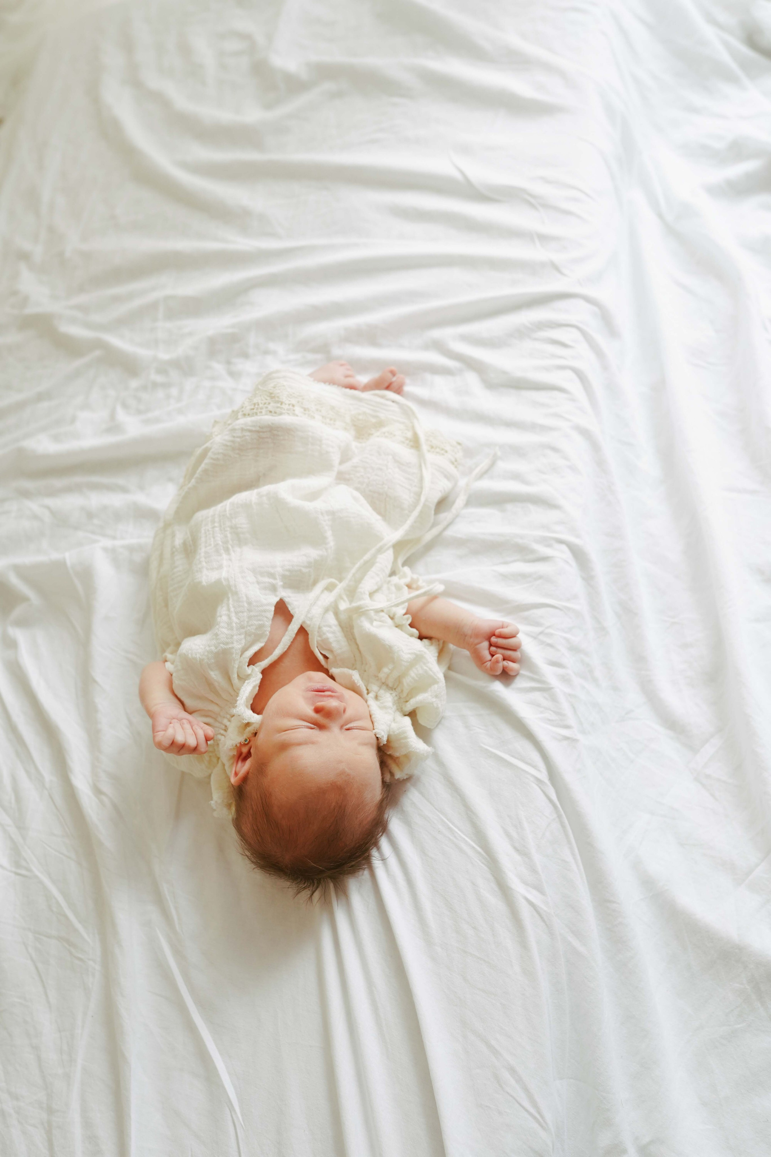 Inspira sesiune foto nou-nascut. Madalina Beda- Artist vizual, fotograf, doula la nastere, consultant babywearing Brasov si in toata tara