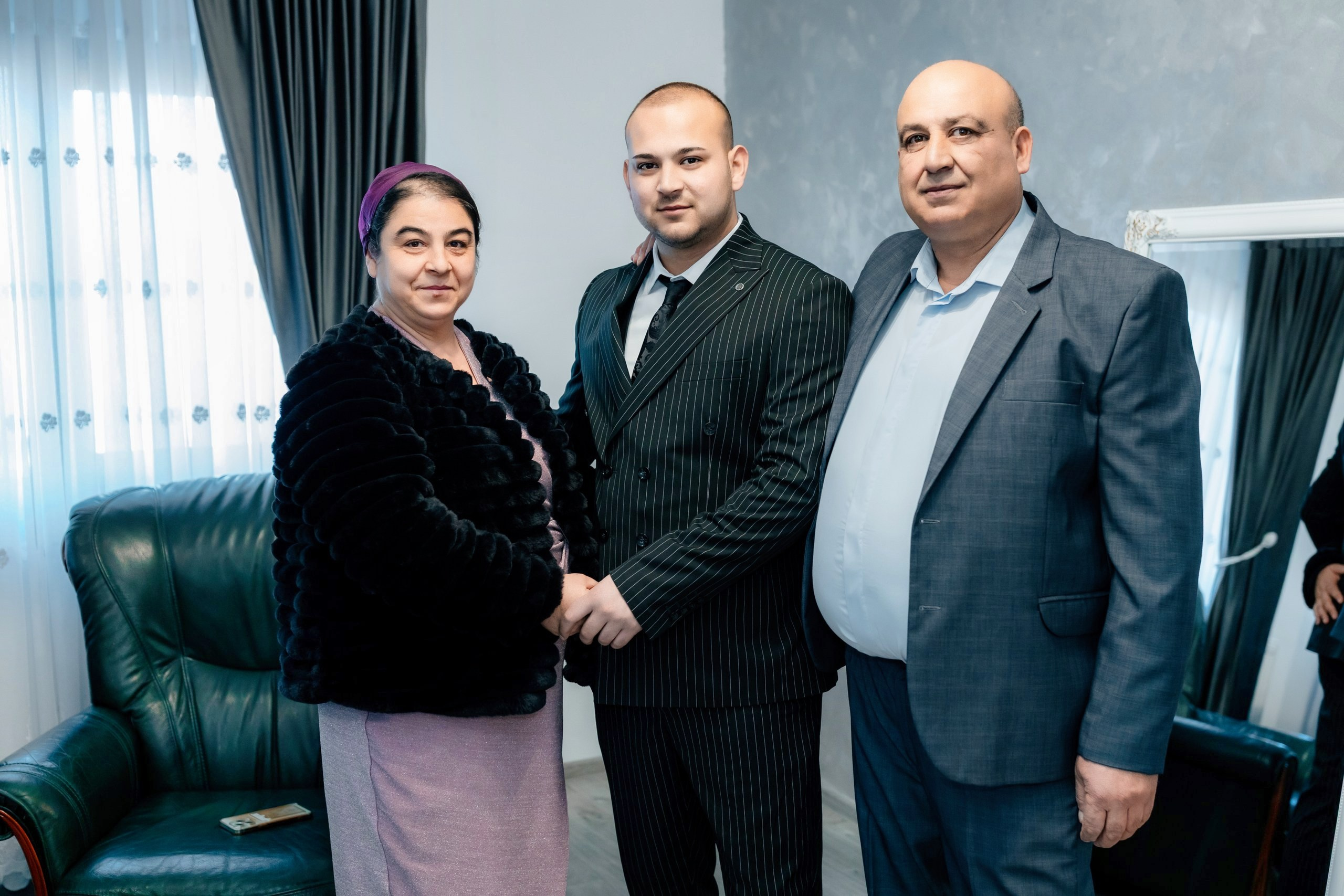 Fotograf nuntă Târgu Neamț – Samuel și Roxana, fotografie autentică realizată de AlinoFotoStudio 2. Fotograf nuntă Iași, Bacău, Suceava și Botoșani – Alin Chirilă surprinzând momente reale de nuntă 3. Fotografie de nuntă cu emoție și credință – AlinoFotoStudio, fotograf povestitor 4. Fotograf profesionist nuntă în Moldova – cadre naturale și pline de emoție 5. Alin Chirilă fotograf nuntă – poveste reală surprinsă prin fotografie 6. Fotograf nuntă cu stil documentar – momente autentice din ziua nunții Pregătiri mireasă acasă – fotografie naturală realizată de Alin Chirilă fotograf nuntă 8. Detalii din ziua nunții – fotograf nuntă Iași și Botoșani, AlinoFotoStudio 9. Emoții din dimineața nunții – fotograf profesionist Moldova 10. Cadre autentice din pregătiri – fotograf nuntă Suceava și Bacău Ceremonie religioasă nuntă – moment emoționant surprins de fotograf Alin Chirilă 12. Nuntă cu valori creștine – fotografie din biserică realizată cu discreție 13. Rugăciune și emoție în ziua nunții – fotograf nuntă Târgu Neamț 14. Legământ în fața lui Dumnezeu – fotografie de nuntă autentică 15. Fotograf nuntă biserică – momente sincere și pline de semnificație Petrecere de nuntă – cadre naturale realizate de AlinoFotoStudio 17. Bucurie și dans la nuntă – fotograf nuntă Iași și împrejurimi 18. Momente autentice de la restaurant – fotograf nuntă Bacău Suceava 19. Atmosferă de nuntă surprinsă discret – Alin Chirilă fotograf -AlinoFotoStudio – fotograf nuntă cu abordare naturală și emoțională 21. Alin Chirilă fotograf – povestitor prin fotografie de nuntă 22. Fotograf nuntă în Moldova – stil documentar și autentic 23. Fotografie de nuntă sinceră și elegantă – AlinoFotoStudio- Fotograf nuntă Iași Bacău Suceava Botoșani – Alin Chirilă AlinoFotoStudio 26. Fotograf nuntă Târgu Neamț și Moldova – fotografie profesională de eveniment 27. Fotograf nuntă cu valori creștine și stil documentar – AlinoFotoStudio - Alin Chirilă – AlinoFotoStudio Fotograf nuntă Iași • Bacău • Suceava • Botoșani - Samuel & Roxana, Târgu Neamț -Momente reale, trăite sincer și păstrate pentru totdeauna.