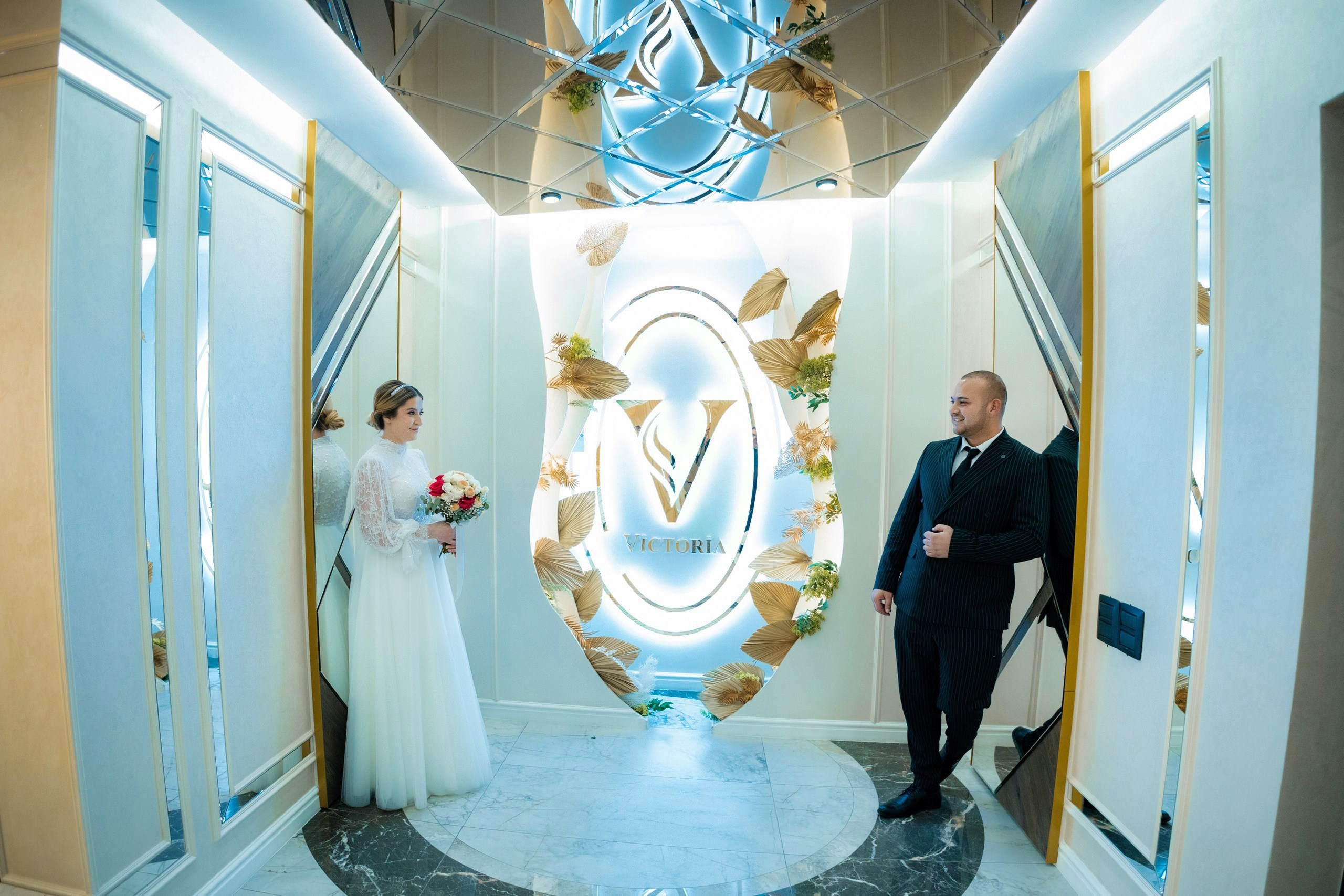 Fotograf nuntă Târgu Neamț – Samuel și Roxana, fotografie autentică realizată de AlinoFotoStudio 2. Fotograf nuntă Iași, Bacău, Suceava și Botoșani – Alin Chirilă surprinzând momente reale de nuntă 3. Fotografie de nuntă cu emoție și credință – AlinoFotoStudio, fotograf povestitor 4. Fotograf profesionist nuntă în Moldova – cadre naturale și pline de emoție 5. Alin Chirilă fotograf nuntă – poveste reală surprinsă prin fotografie 6. Fotograf nuntă cu stil documentar – momente autentice din ziua nunții Pregătiri mireasă acasă – fotografie naturală realizată de Alin Chirilă fotograf nuntă 8. Detalii din ziua nunții – fotograf nuntă Iași și Botoșani, AlinoFotoStudio 9. Emoții din dimineața nunții – fotograf profesionist Moldova 10. Cadre autentice din pregătiri – fotograf nuntă Suceava și Bacău Ceremonie religioasă nuntă – moment emoționant surprins de fotograf Alin Chirilă 12. Nuntă cu valori creștine – fotografie din biserică realizată cu discreție 13. Rugăciune și emoție în ziua nunții – fotograf nuntă Târgu Neamț 14. Legământ în fața lui Dumnezeu – fotografie de nuntă autentică 15. Fotograf nuntă biserică – momente sincere și pline de semnificație Petrecere de nuntă – cadre naturale realizate de AlinoFotoStudio 17. Bucurie și dans la nuntă – fotograf nuntă Iași și împrejurimi 18. Momente autentice de la restaurant – fotograf nuntă Bacău Suceava 19. Atmosferă de nuntă surprinsă discret – Alin Chirilă fotograf -AlinoFotoStudio – fotograf nuntă cu abordare naturală și emoțională 21. Alin Chirilă fotograf – povestitor prin fotografie de nuntă 22. Fotograf nuntă în Moldova – stil documentar și autentic 23. Fotografie de nuntă sinceră și elegantă – AlinoFotoStudio- Fotograf nuntă Iași Bacău Suceava Botoșani – Alin Chirilă AlinoFotoStudio 26. Fotograf nuntă Târgu Neamț și Moldova – fotografie profesională de eveniment 27. Fotograf nuntă cu valori creștine și stil documentar – AlinoFotoStudio - Alin Chirilă – AlinoFotoStudio Fotograf nuntă Iași • Bacău • Suceava • Botoșani - Samuel & Roxana, Târgu Neamț -Momente reale, trăite sincer și păstrate pentru totdeauna.