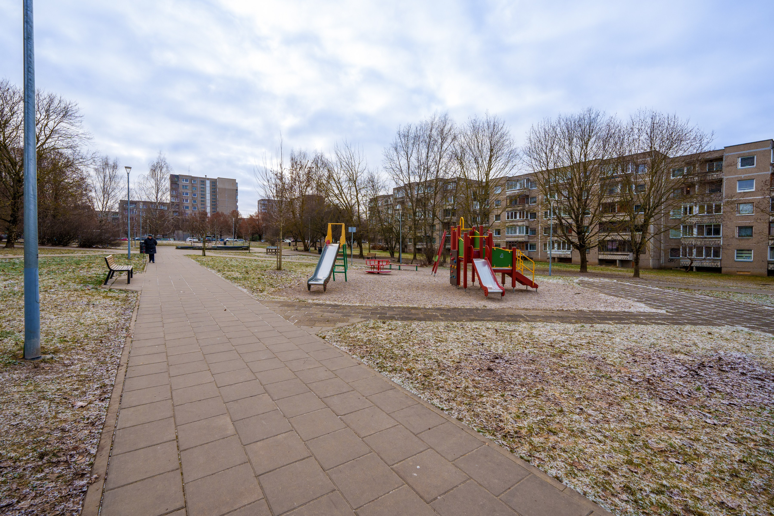 Daugiabučio kiemas su sporto zona ir žaidimų aikštele Taikos g. 69