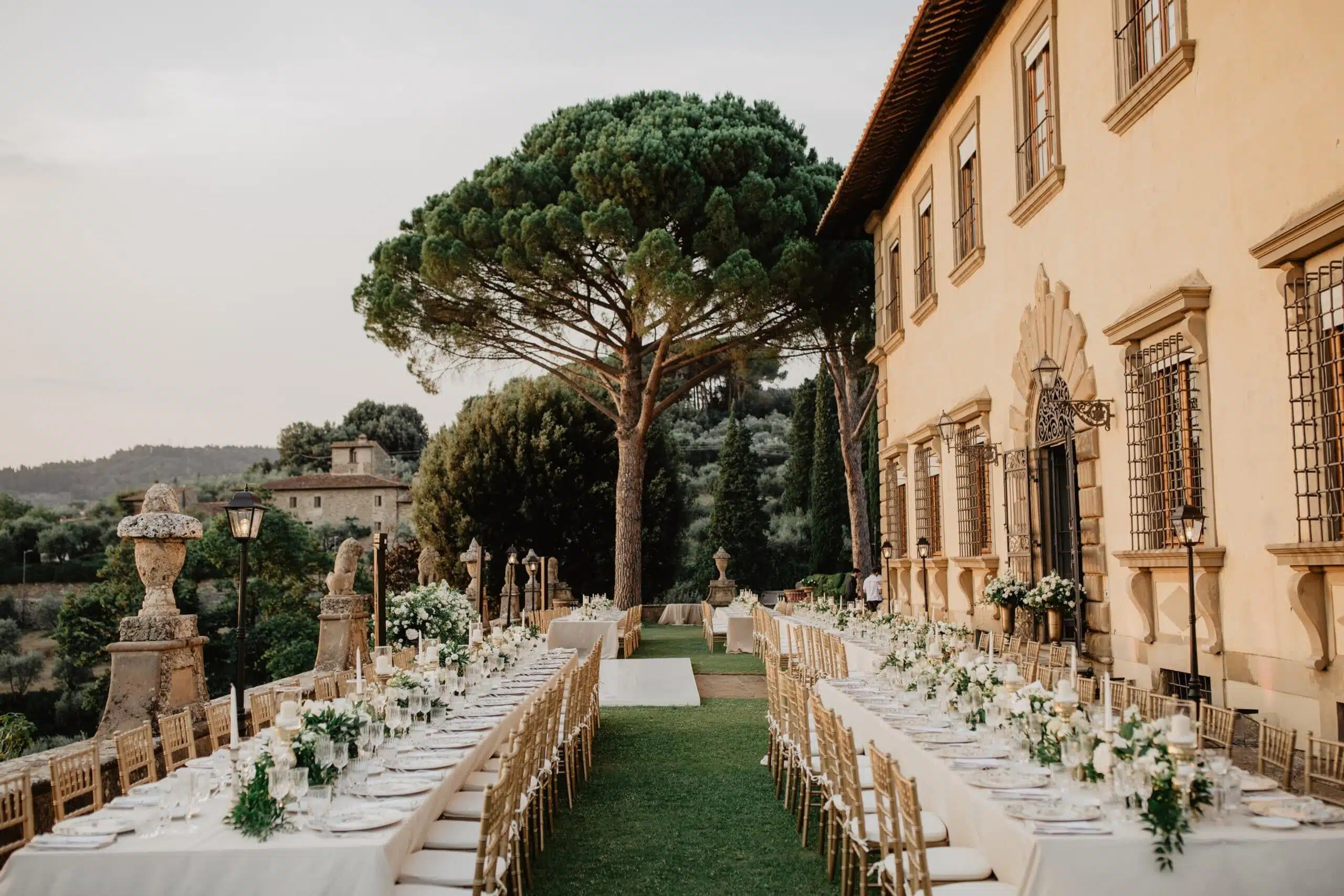 The Ultimate Guide to an Editorial Tuscany Villa Wedding: Capturing Romance in the Val d’Orcia. Fotograf de nuntă Alex Pasarelu
