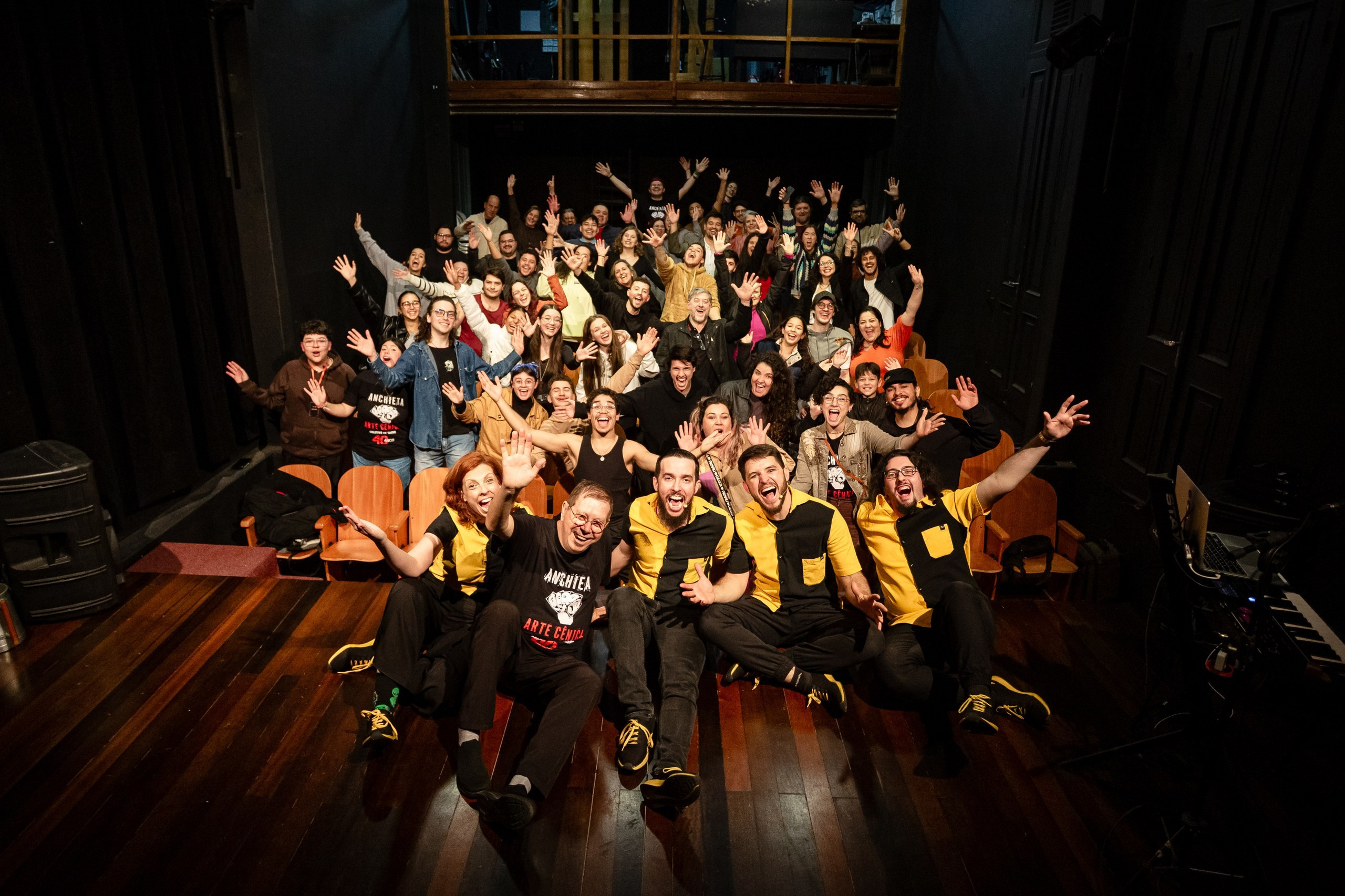Fotografia de show dos Mequetrefes na Casa da Cultura Dide Brandão em Itajaí — Santa Catarina