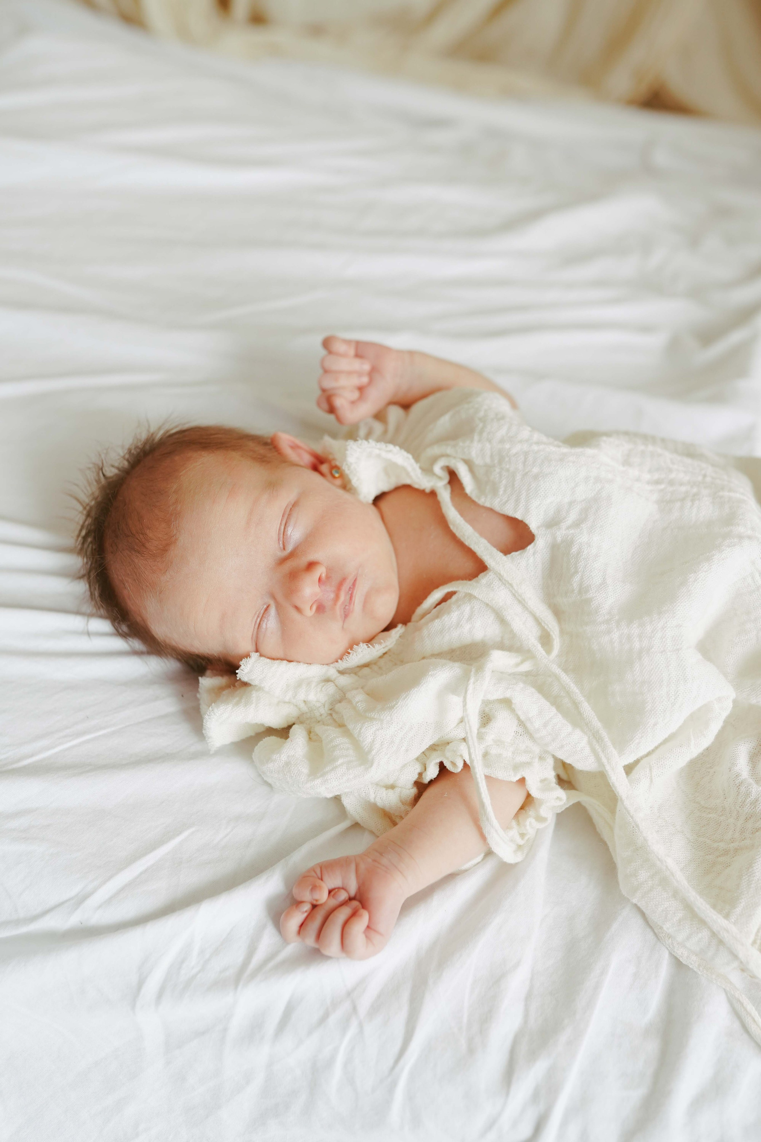 Inspira sesiune foto nou-nascut. Madalina Beda- Artist vizual, fotograf, doula la nastere, consultant babywearing Brasov si in toata tara