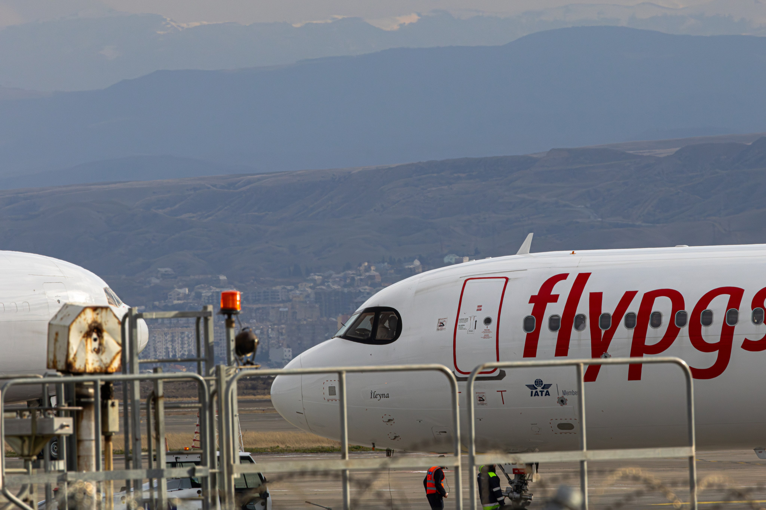 ფრთა ბუმბულისა და ფრთა რკინისა. FramefreeMan